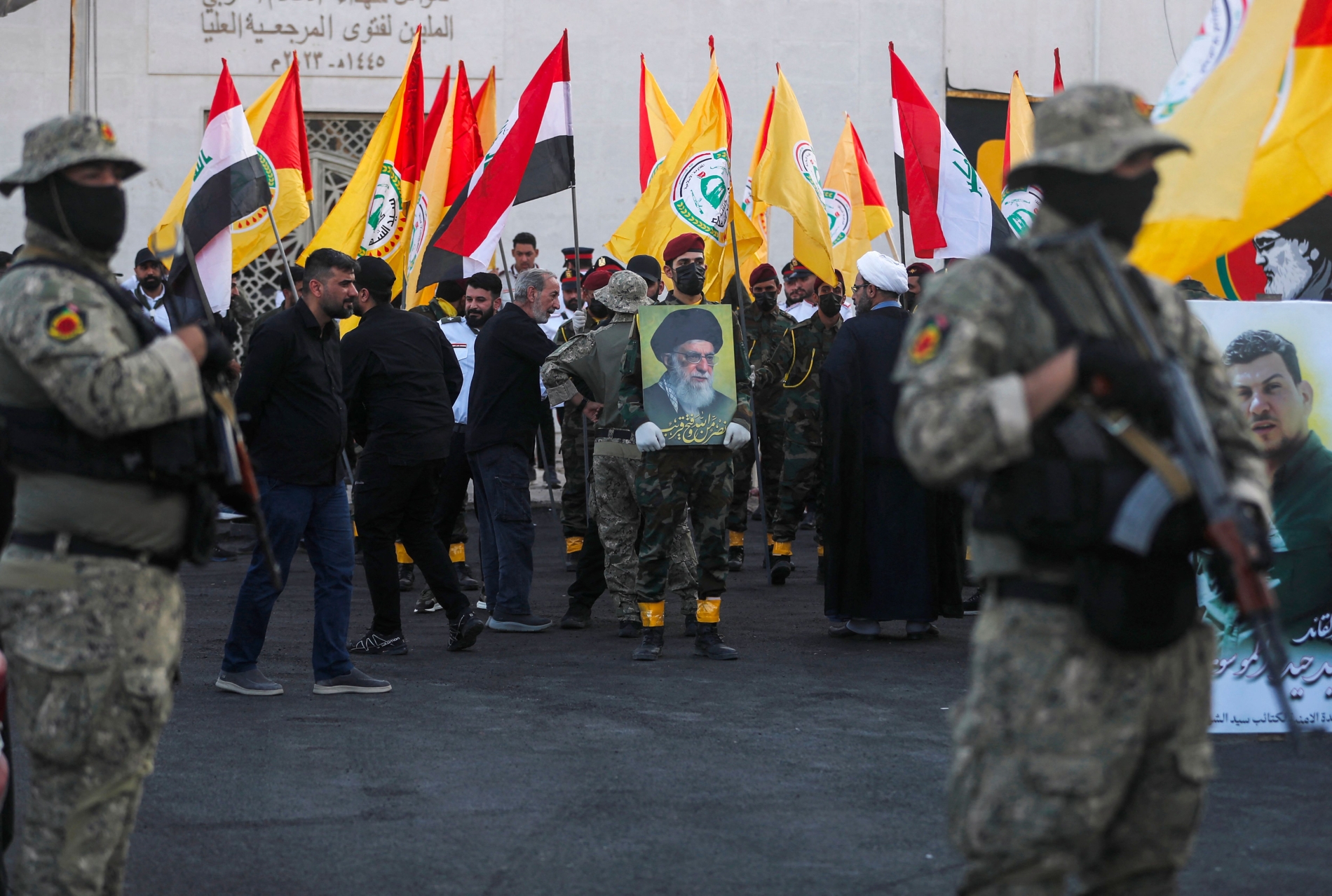  21 Haziran'da İran'da İsrail hava saldırısında öldürülen Hizbullah Genel Sekreteri’nin  “Ebu Ali” lakaplı koruması Hüseyin Halil'in cenaze töreni sırasında Bağdat'ta Irak Haşdi Şabi Güçleri, (AFP)
