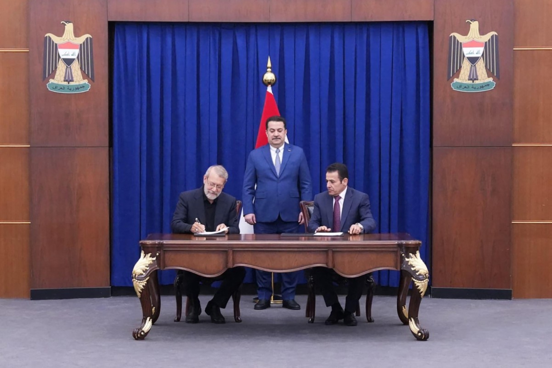 Irak Başbakanlık Ofisi tarafından yayımlanan bir fotoğrafta, Başbakan Muhammed Şiya Sudani (ortada), İran Ulusal Güvenlik Konseyi Başkanı Ali Laricani (solda) ve Irak Ulusal Güvenlik Danışmanı Kasım el-Araci'nin 11 Ağustos'ta Bağdat'ta ikili bir güvenlik anlaşması imzalamasını izliyor (AFP)