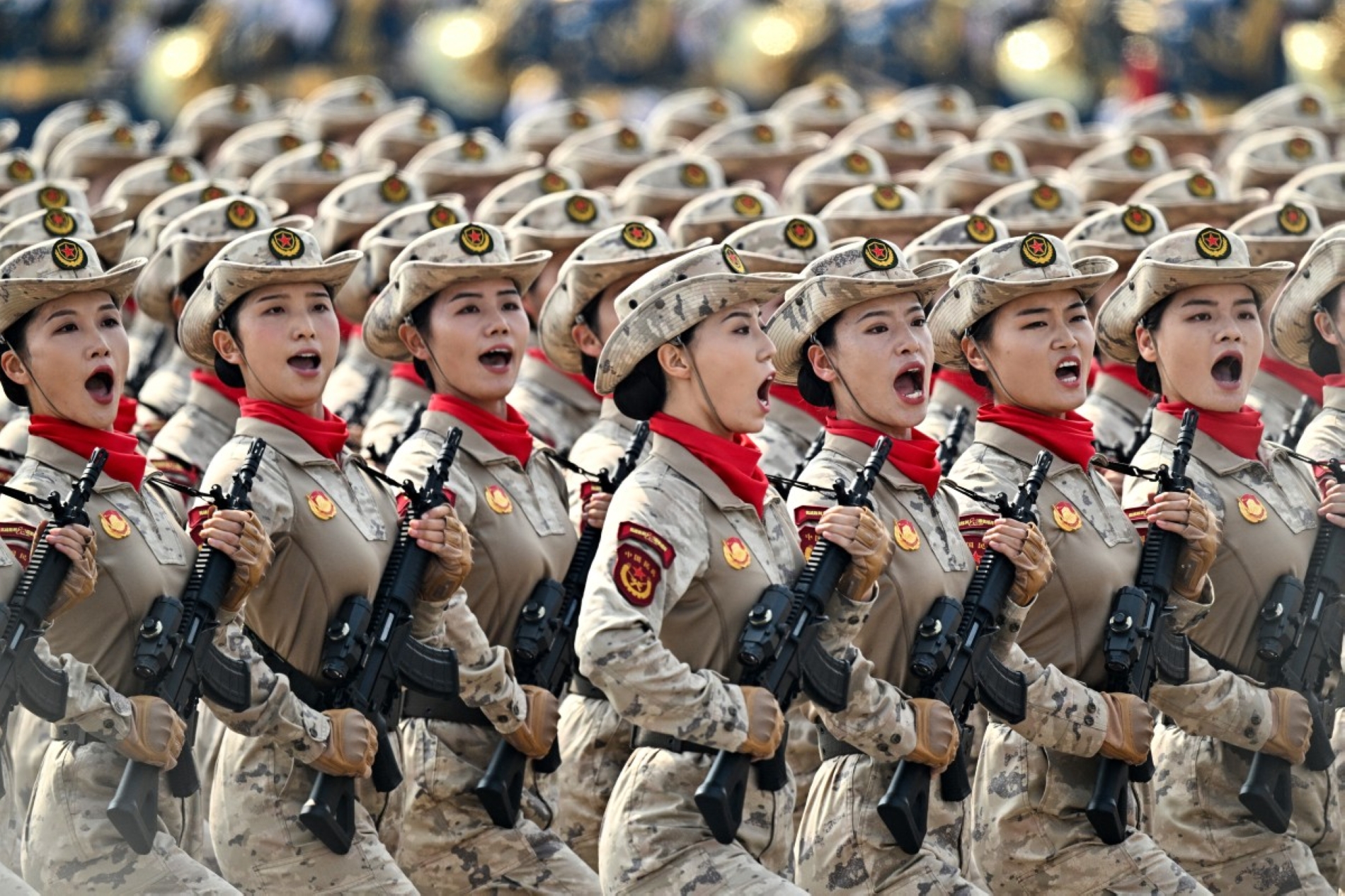 Çinli kadın askerler, 3 Eylül 2025'te Pekin'deki Tiananmen Meydanı'nda Japonya'ya karşı kazanılan zaferin ve İkinci Dünya Savaşı'nın sona ermesinin 80. yıldönümünü anan geçit töreninde yürüyor (AFP)