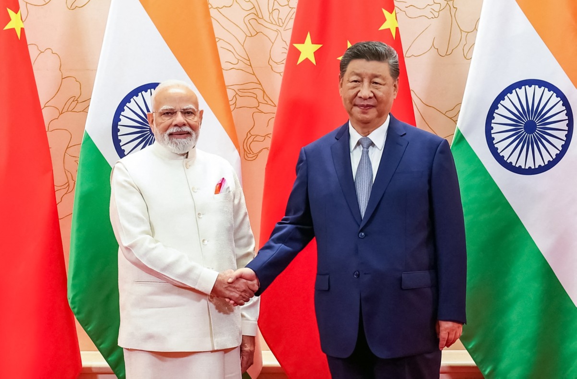31 Ağustos 2025'te çekilen ve Hindistan Basın Enformasyon Bürosu tarafından yayımlanan bu fotoğrafta, Hindistan Başbakanı Narendra Modi (solda) ve Çin Devlet Başkanı Şi Cinping, Tianjin'deki ŞİÖ zirvesi sırasında düzenlenen ikili görüşmede el sıkışıyorlar (AFP)