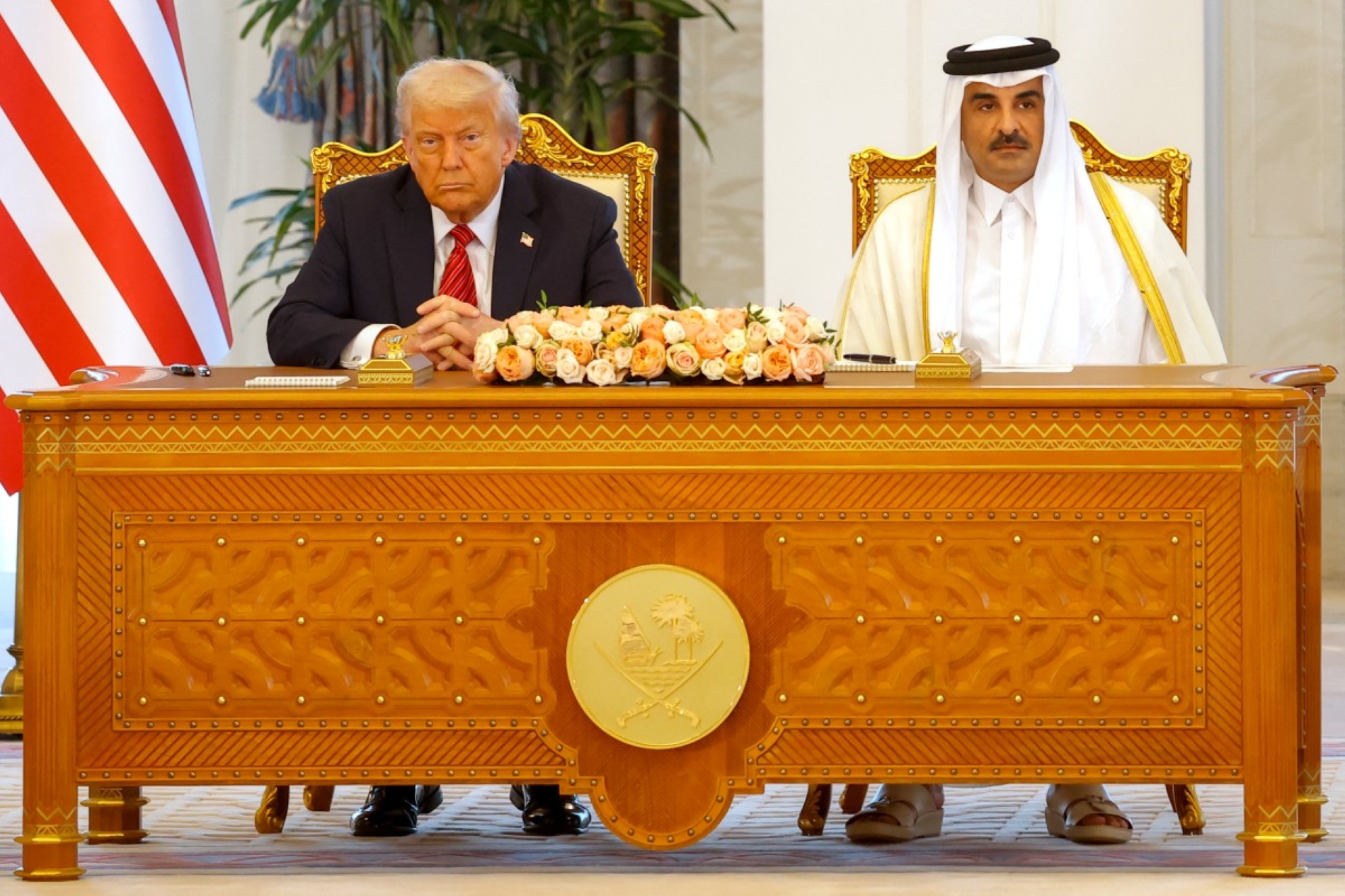 Katar Emiri Şeyh Temim bin Hamad Al Sani (sağda), 14 Mayıs 2025'te Doha'da düzenlenen imza töreninde ABD Başkanı Donald Trump'ın yanında oturuyor (AFP)