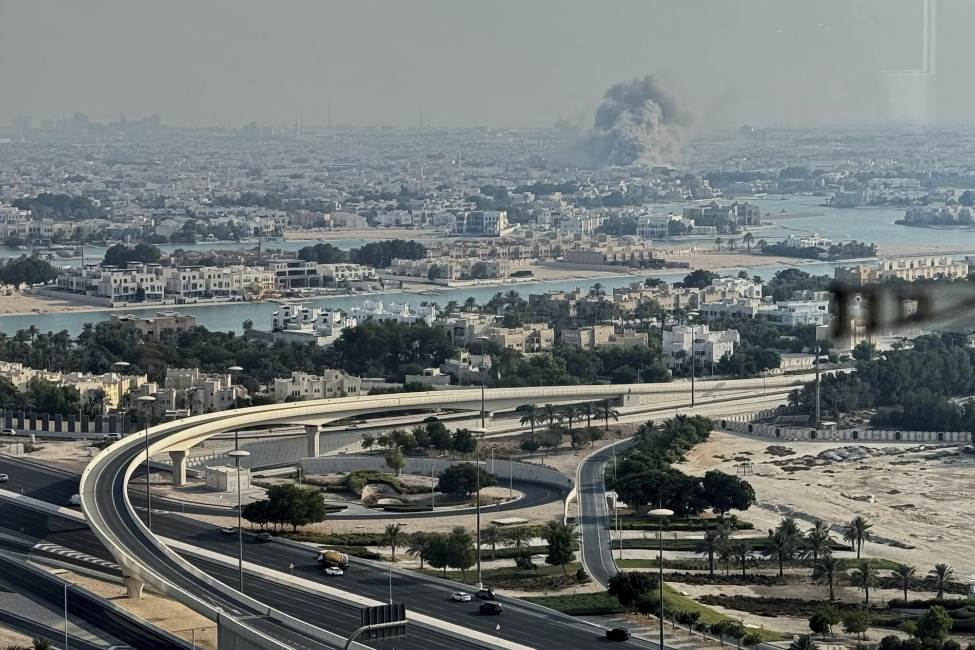 Doha'da İsrail hava saldırısının neden olduğu patlamadan dumanlar yükseliyor, Katar, 9 Eylül 2025 Salı (AP)