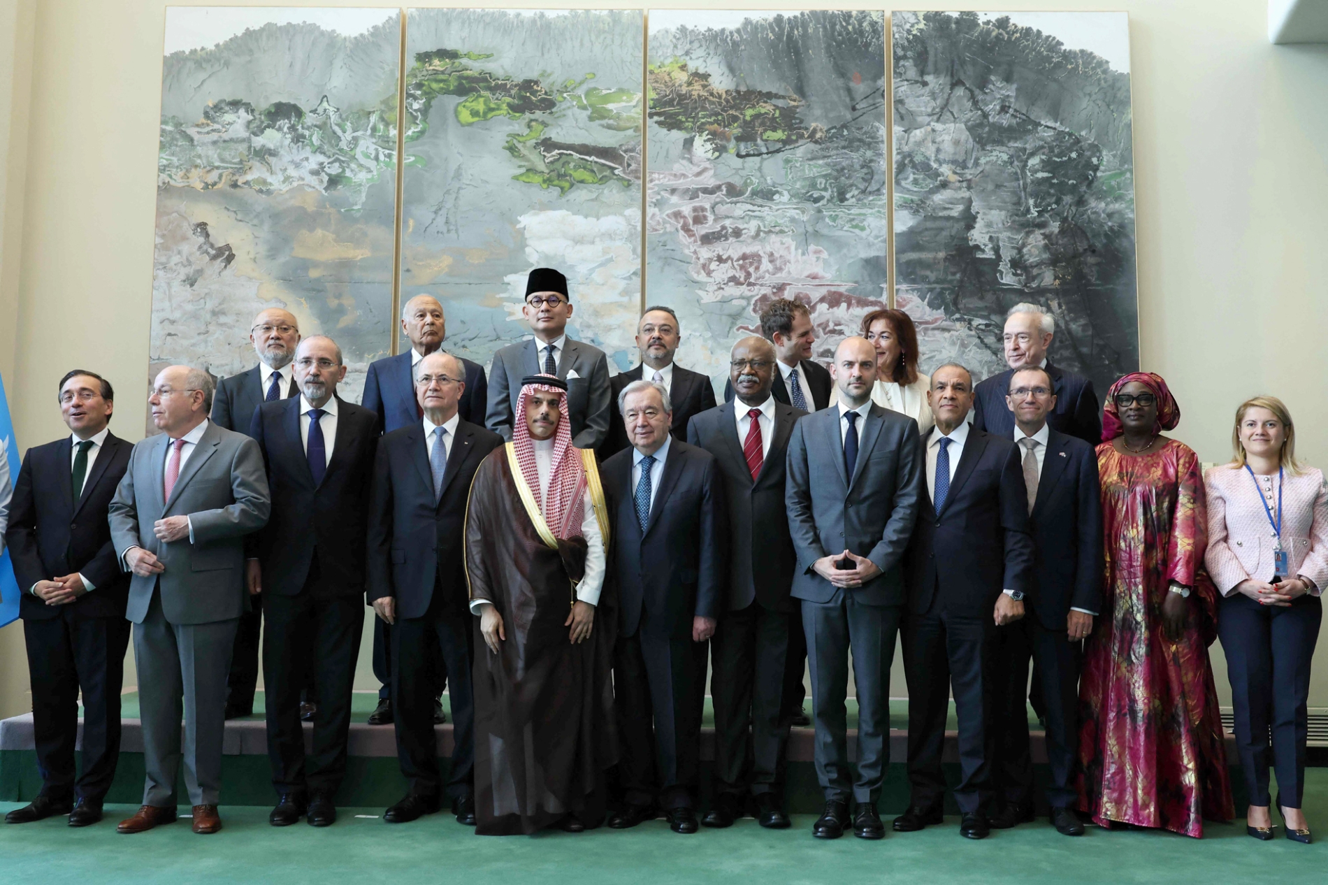 BM’deki iki devletli çözüm konulu konferansa katılanlar hatıra fotoğrafı çektirdi, 28 Temmuz 2025 (AFP)