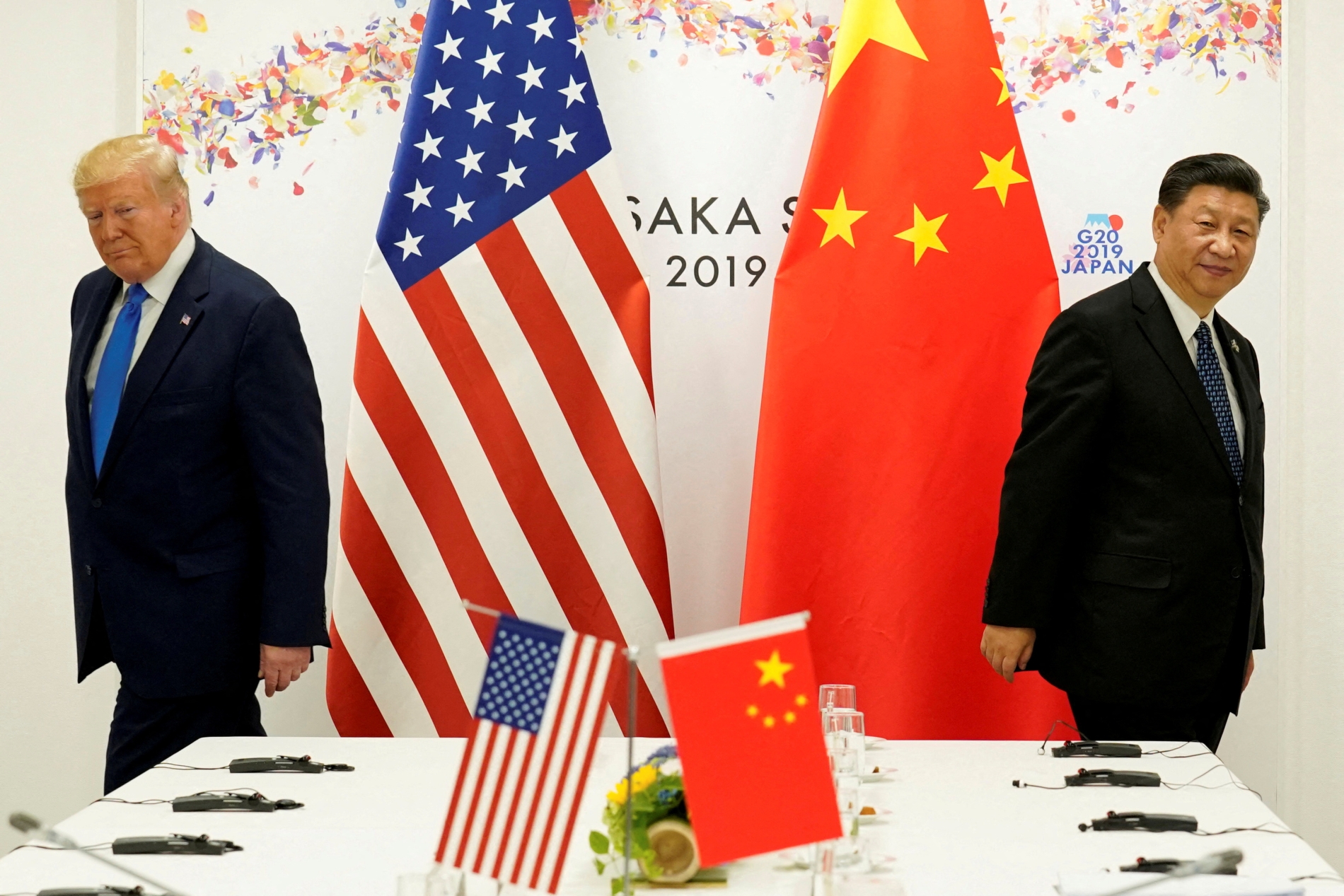 ABD Başkanı Donald Trump, Japonya'nın Osaka kentinde düzenlenen G20 Liderler Zirvesi'nde Çin Devlet Başkanı Şi Cinping ile bir araya geldi, 29 Haziran 2019 (Reuters)