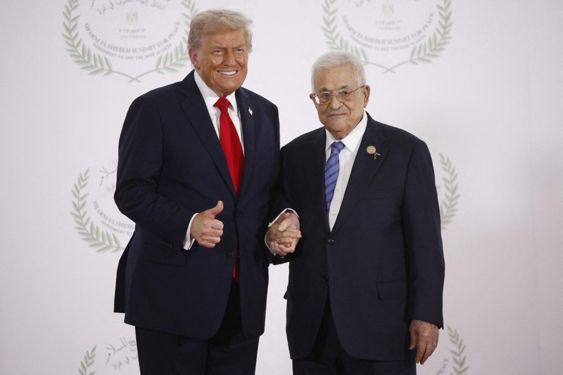 ABD Başkanı Donald Trump ve Filistin Devlet Başkanı Mahmud Abbas, Şarm eş-Şeyh’te düzenlenen Gazze konulu zirveye katıldı, 13 Ekim 2025 (AFP)