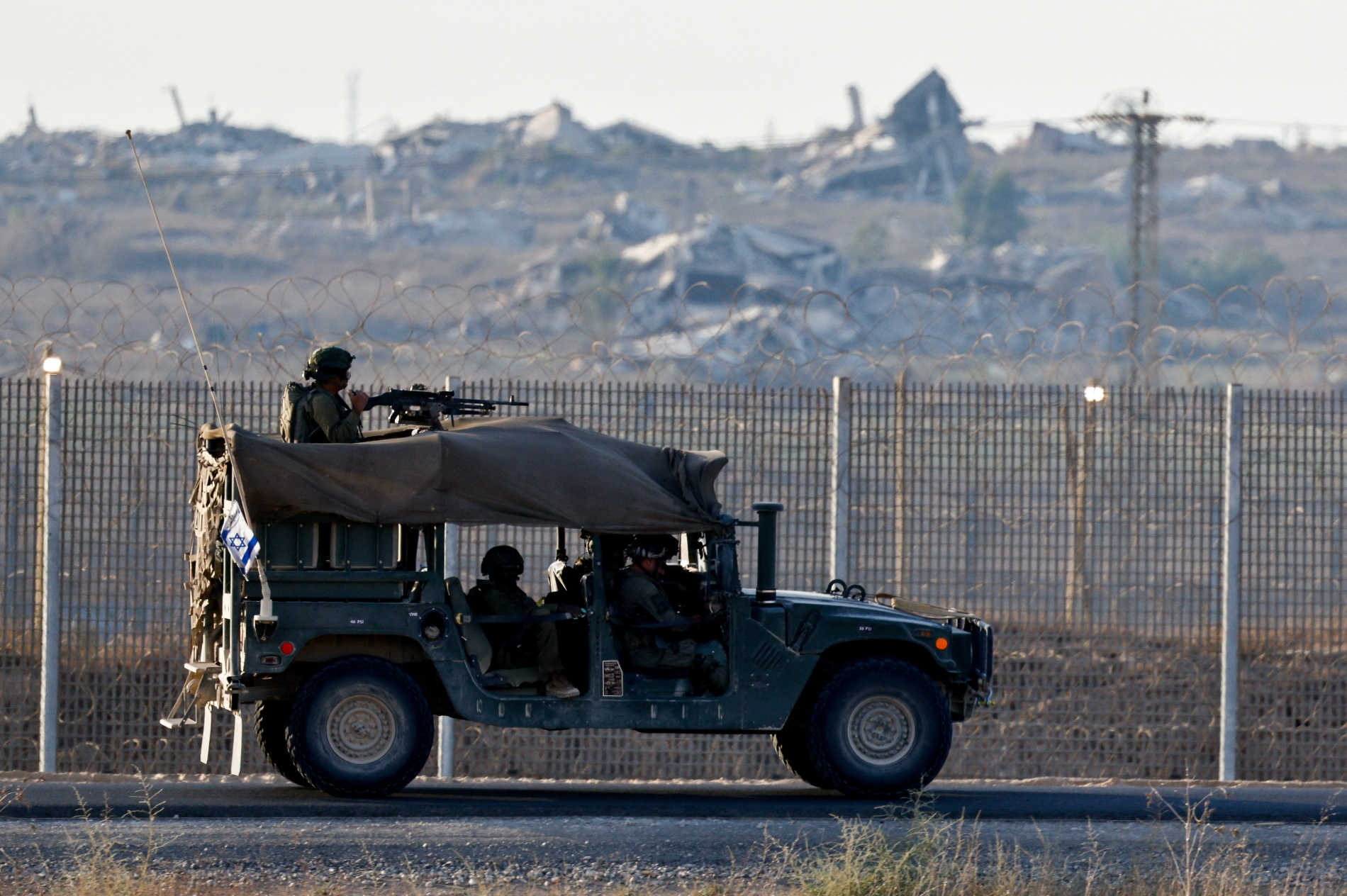 İsrail'in Gazze sınırının İsrail tarafında askeri araçlar tatbikat yapıyor, 23 Eylül 2025 (Reuters)