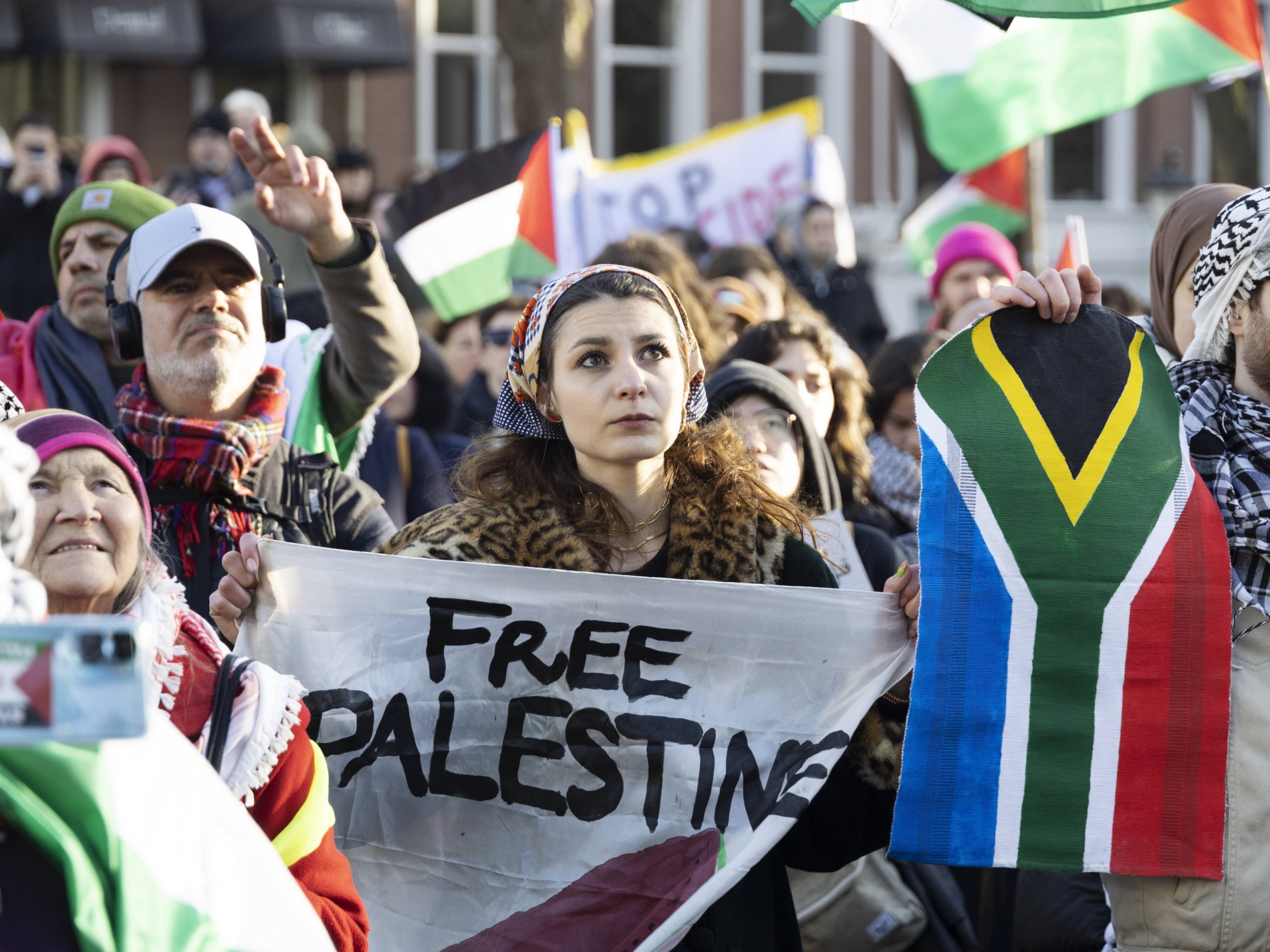Filistin destekçileri Lahey'deki mahkeme binasının önünde gösteri yapıyor (Getty Images)