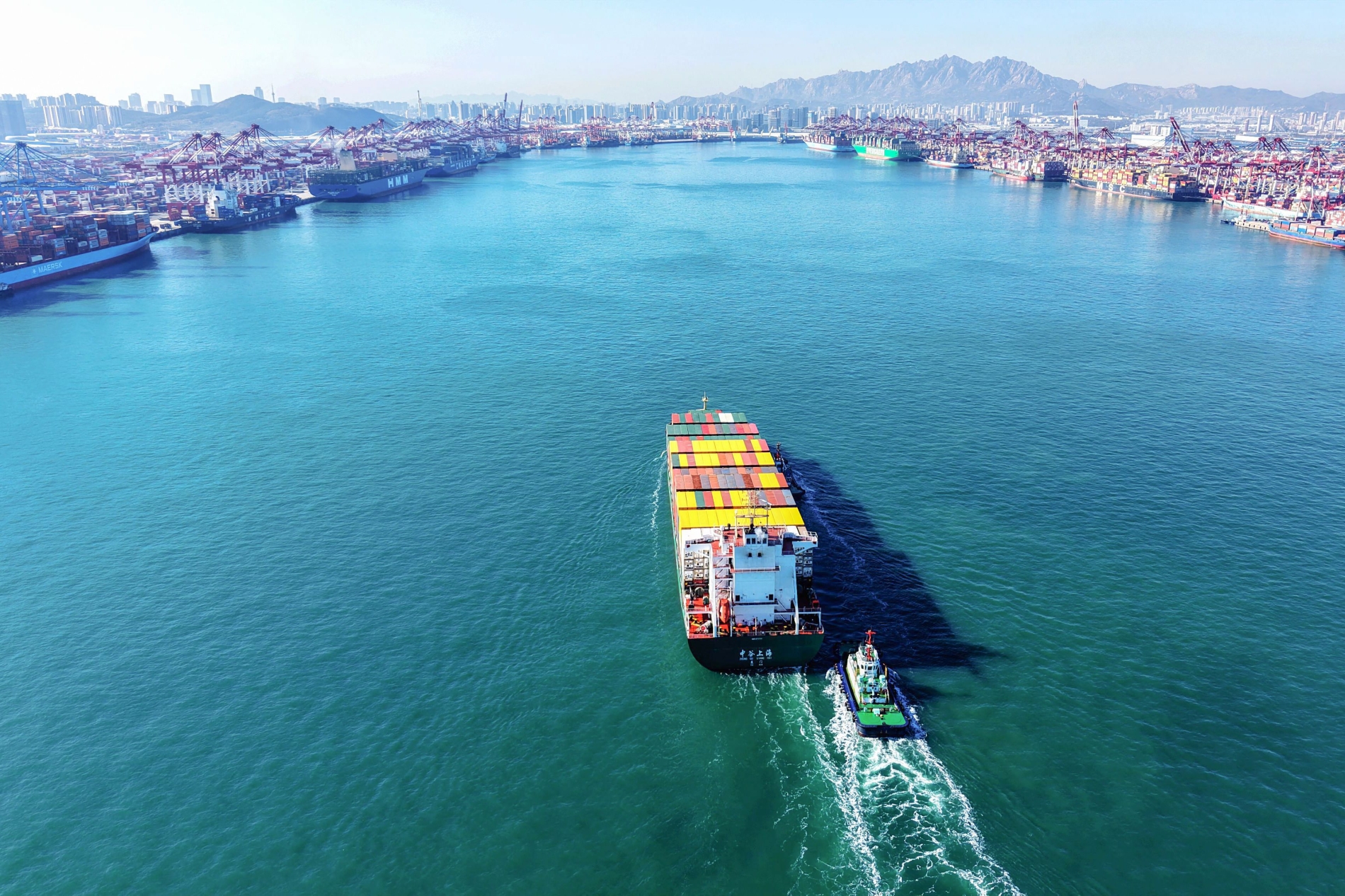 Çin'in doğusundaki Şantung eyaletindeki Çingdao Limanı'na yanaşan bir kargo gemisi, 3 Kasım 2025 (AFP)