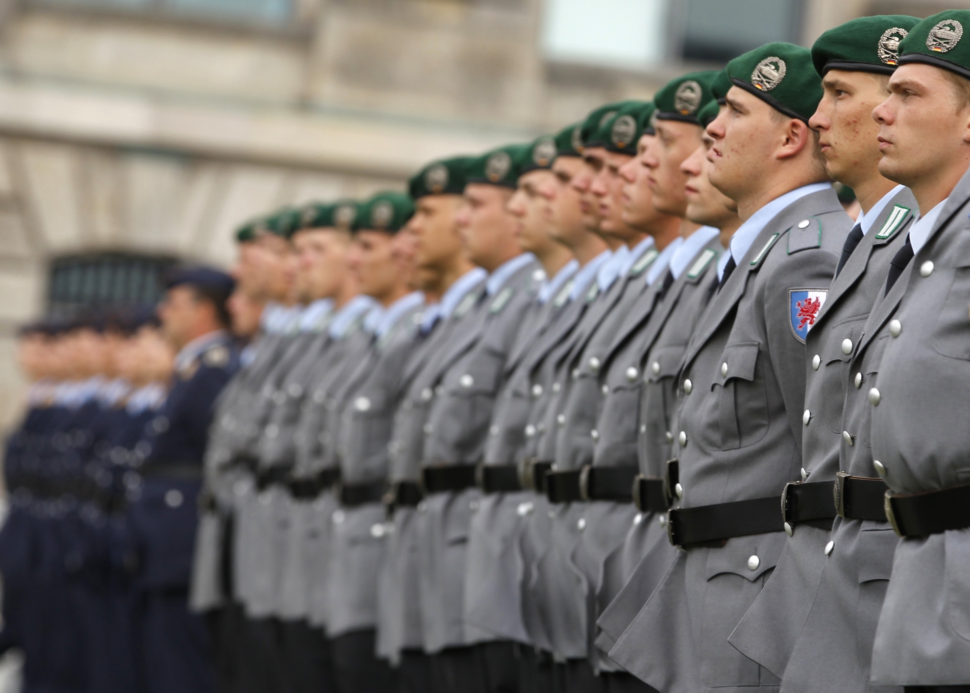  Alman ordusu (Bundeswehr) askerleri, Berlin'deki Reichstag binasının önünde düzenlenen bir askere alma töreninde saf halinde duruyorlar, 20 Temmuz 2011 (Reuters)