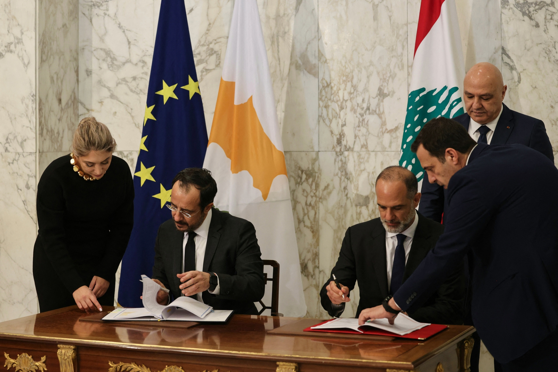 GKRY Cumhurbaşkanı Nikos Hristodulidis, Baabda Cumhurbaşkanlığı Sarayı'nda Lübnan Cumhurbaşkanı Joseph Avn’ın katılımıyla Lübnan Bayındırlık Bakanı Fayez Rassami ile belgeleri imzaladı, 26 Kasım (AFP)