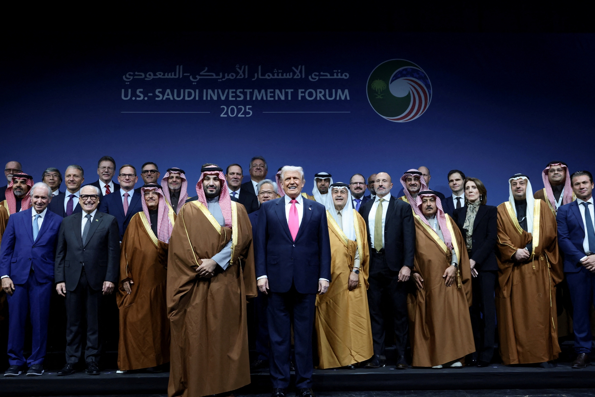 Suudi Arabistan Veliaht Prensi Muhammed bin Selman ve ABD Başkanı Donald Trump, Washington'da düzenlenen ABD-Suudi Yatırım Forumu'nda katılımcılarla birlikte fotoğraf çektiriyor, 19 Kasım 2025 (Reuters)