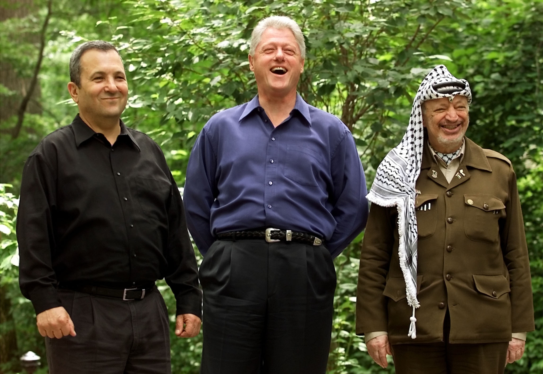 ABD Başkanı Bill Clinton, Camp David'de İsrail Başbakanı Ehud Barak ve Filistin Devlet Başkanı Yaser Arafat arasındaki barış görüşmelerinde arabuluculuk yapıyor, 11 Temmuz 2000 (Reuters)