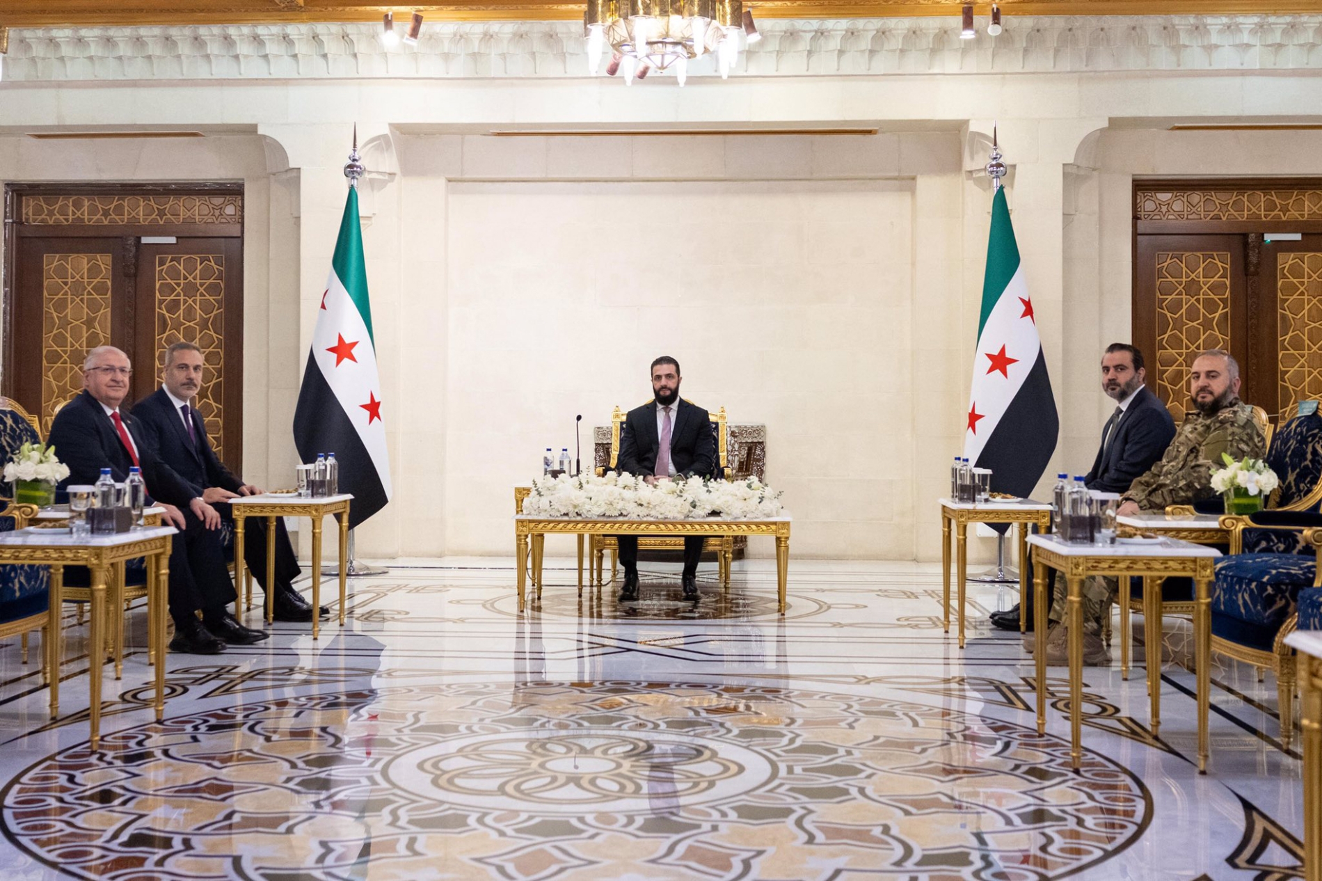 Cumhurbaşkanı Ahmed Şara Şam’da bir Türk siyasi, güvenlik ve askeri heyetini kabul ediyor, 22 Aralık (Suriye Cumhurbaşkanlığı)