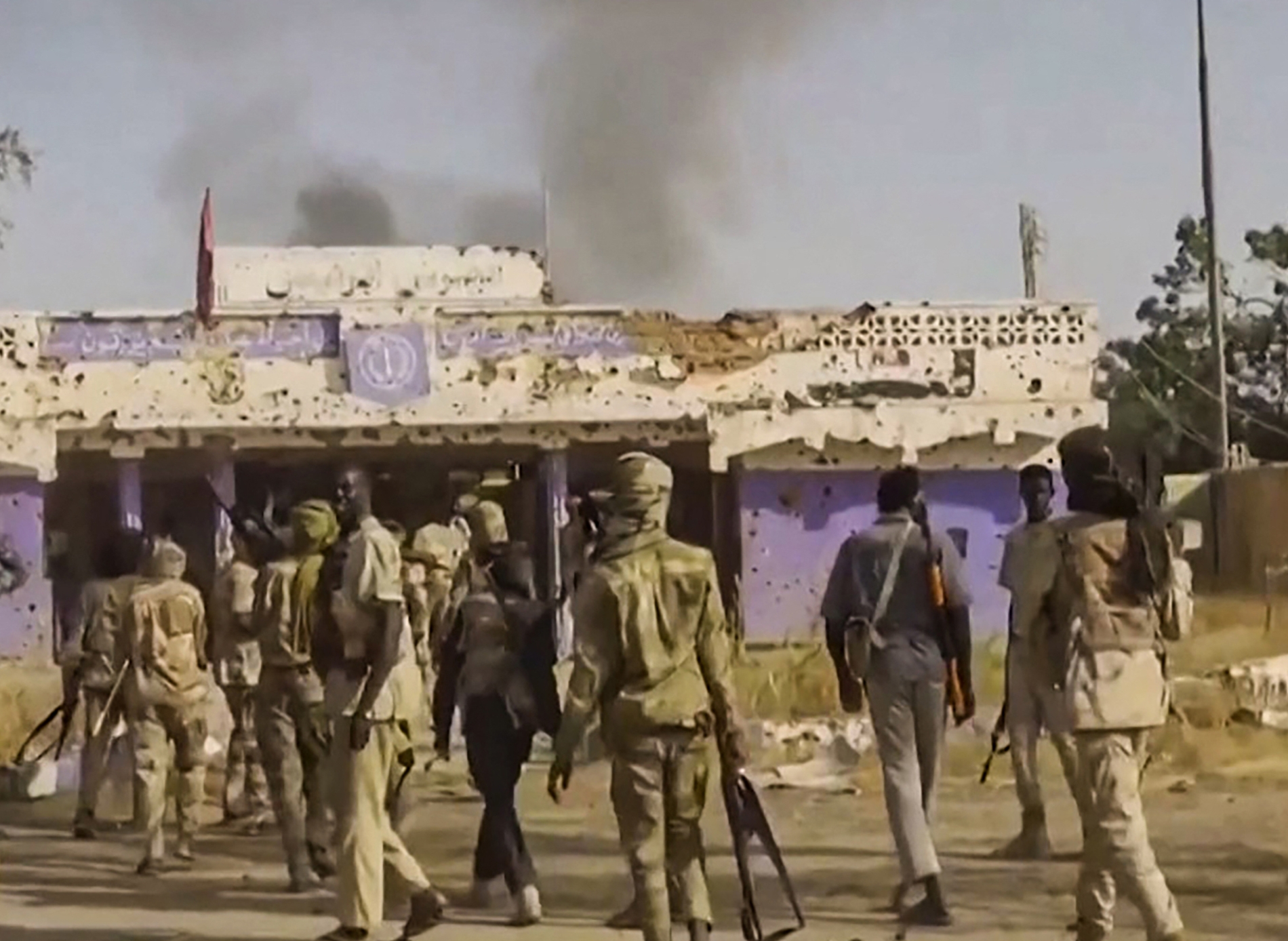 Sudan'ın Darfur bölgesindeki Faşir sokaklarında silahlarıyla kutlama yapan HDK üyeleri, 26 Ekim 2025 (AFP)