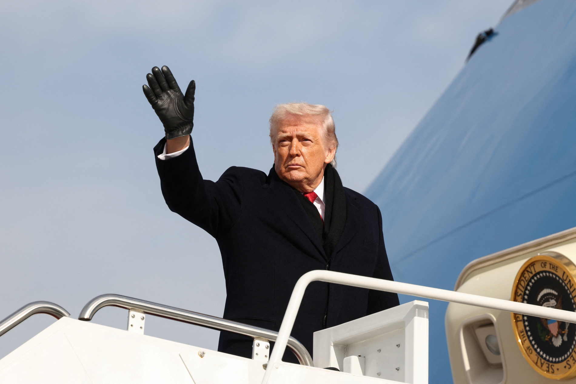 ABD Başkanı Donald Trump, Maryland'deki Joint Base Andrews'da Florida'ya gitmek üzere Air Force One uçağına binişi sırasında el sallarken, 16 Ocak 2026 (Reuters)