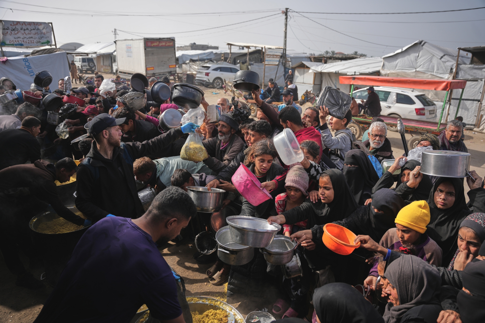 Han Yunus’ta gıda yardımından alabilmeyi bekleyen Filistinliler (AP Photo/Abdulkerim Hana)