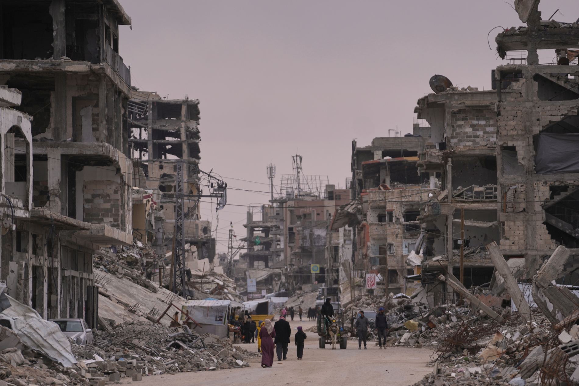 Askeri operasyonların ardından Han Yunus sokaklarında yıkımın yaşandığı manzara (AP Photo/ Abdulkerim Hana)