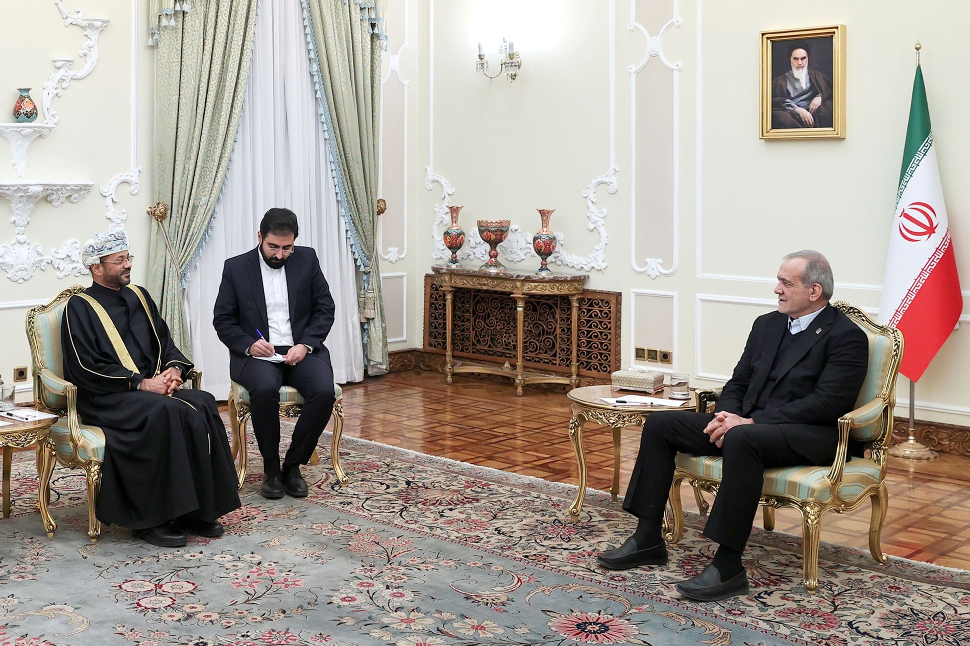 İran Cumhurbaşkanı Mesud Pezeşkiyan ve Umman Dışişleri Bakanı Bedr el-Busaidi, Tahran'da yaptıkları görüşmede, 10 Ocak (İran Cumhurbaşkanlığı web sitesi)