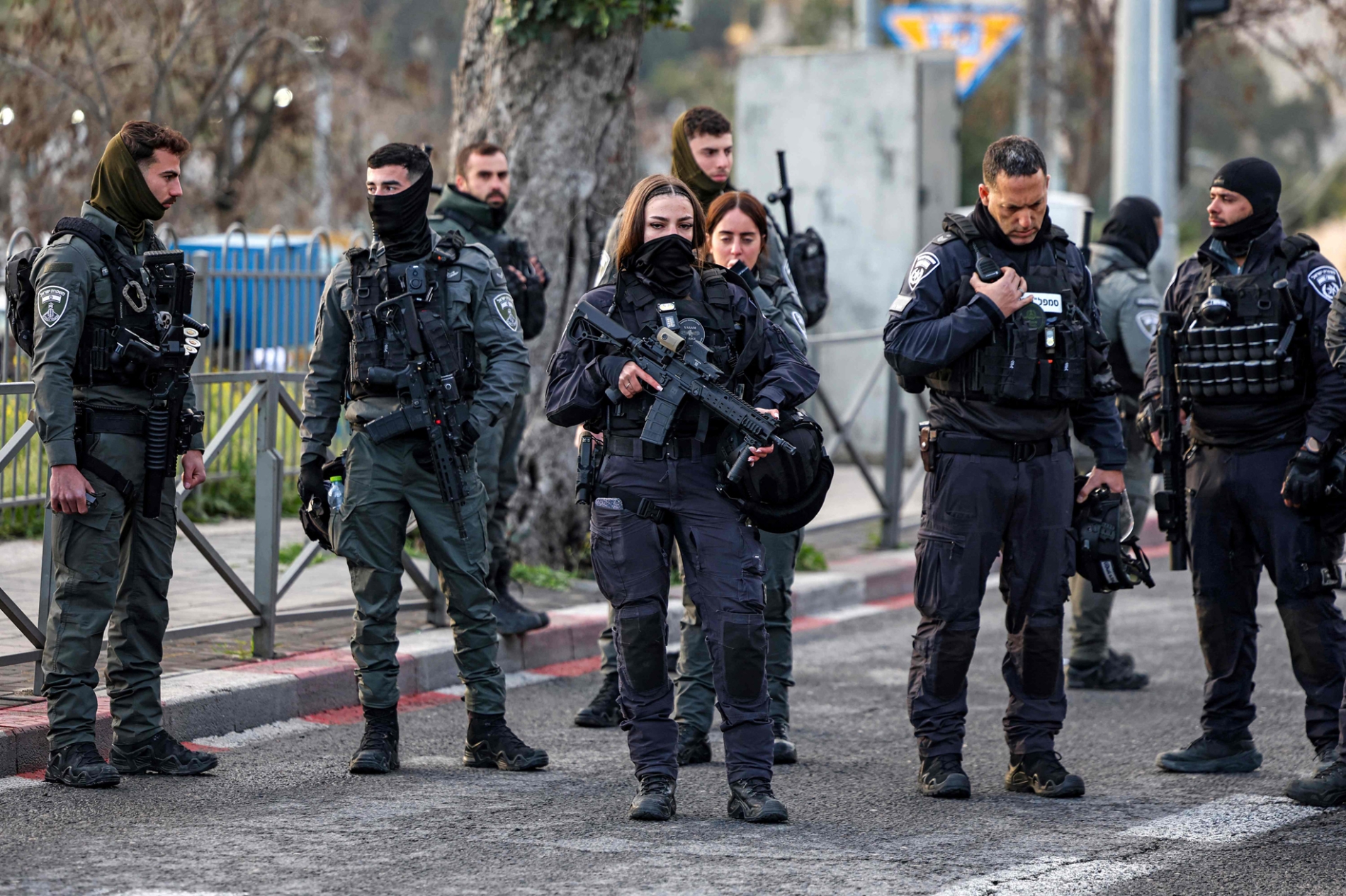  İsrail güvenlik güçleri, Ramazan Bayramı sabahında namaz kılmak için Kudüs'ün Eski Şehir surlarının dışında toplanan Müslümanların etrafında nöbet tutuyor, 20 Mart 2026 (AFP)