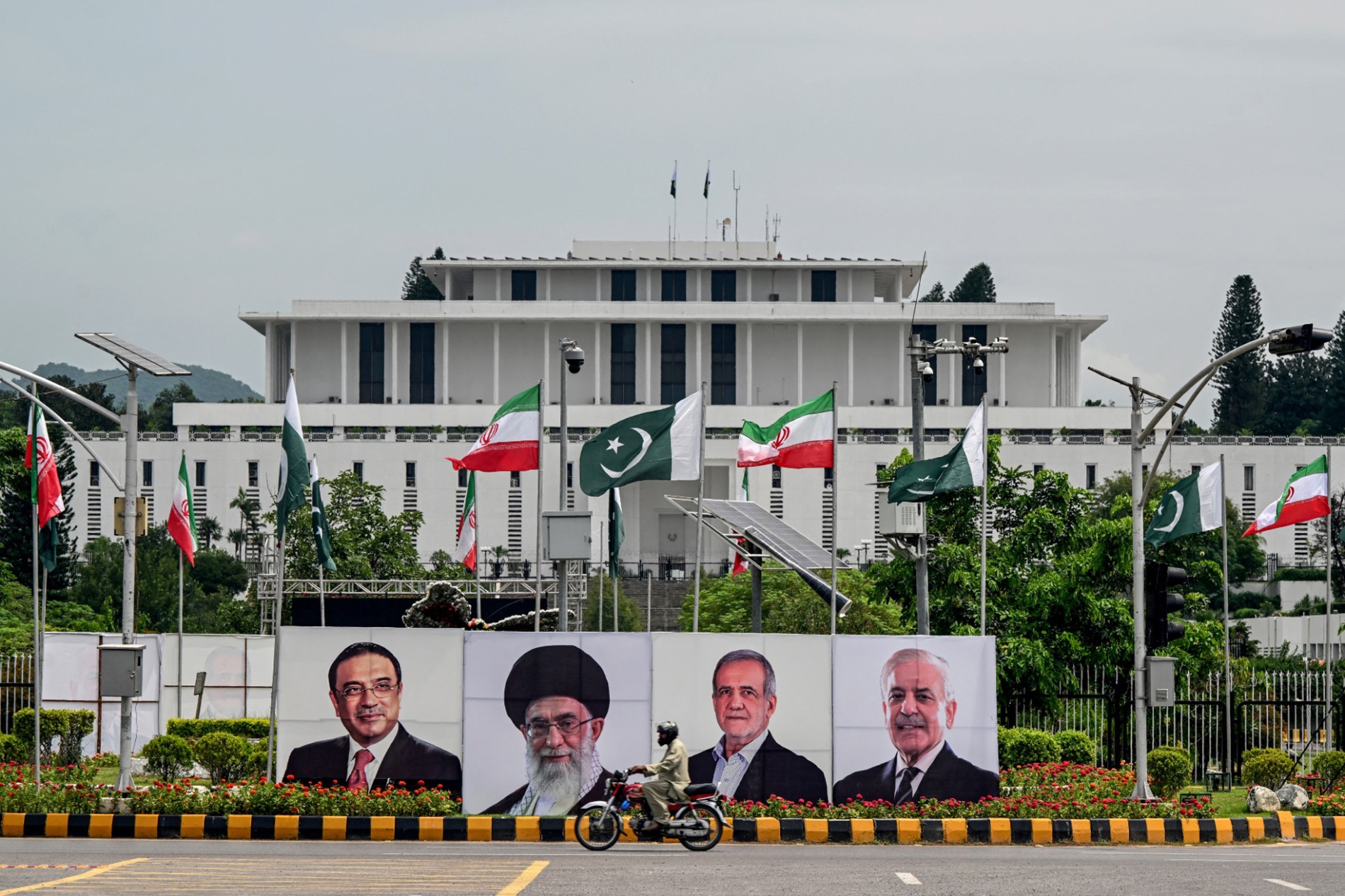 Pakistan Başbakanı Şahbaz Şerif, Genelkurmay Başkanı Mareşal Seyyid Asım Münir ve ABD Başkanı Donald Trump, 26 Eylül 2025'te Beyaz Saray'da (AFP)