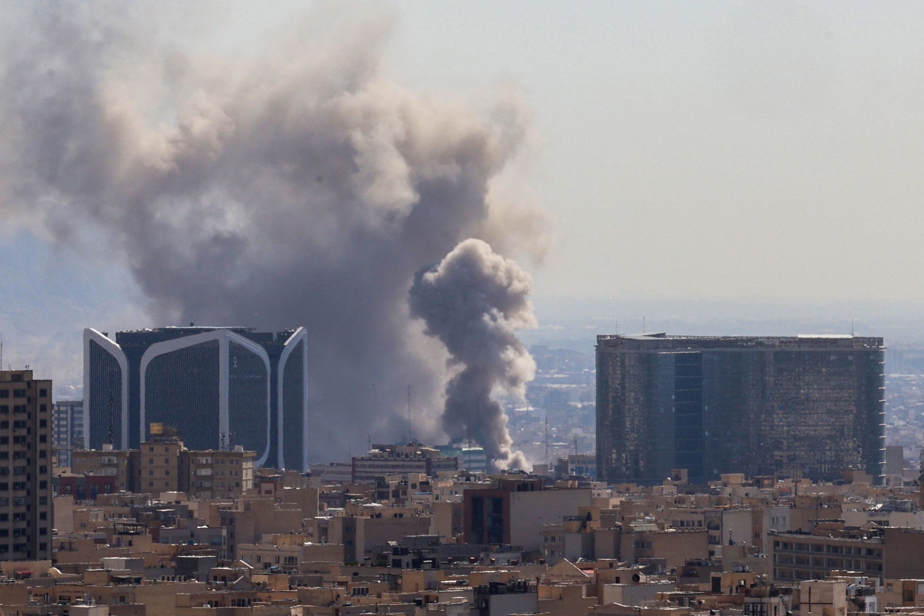 İran'ın başkenti Tahran'ın mahallelerinin bombalanmasının ardından mahallelerde dumanlar yükselirken, 1 Mart 2026 (AFP)