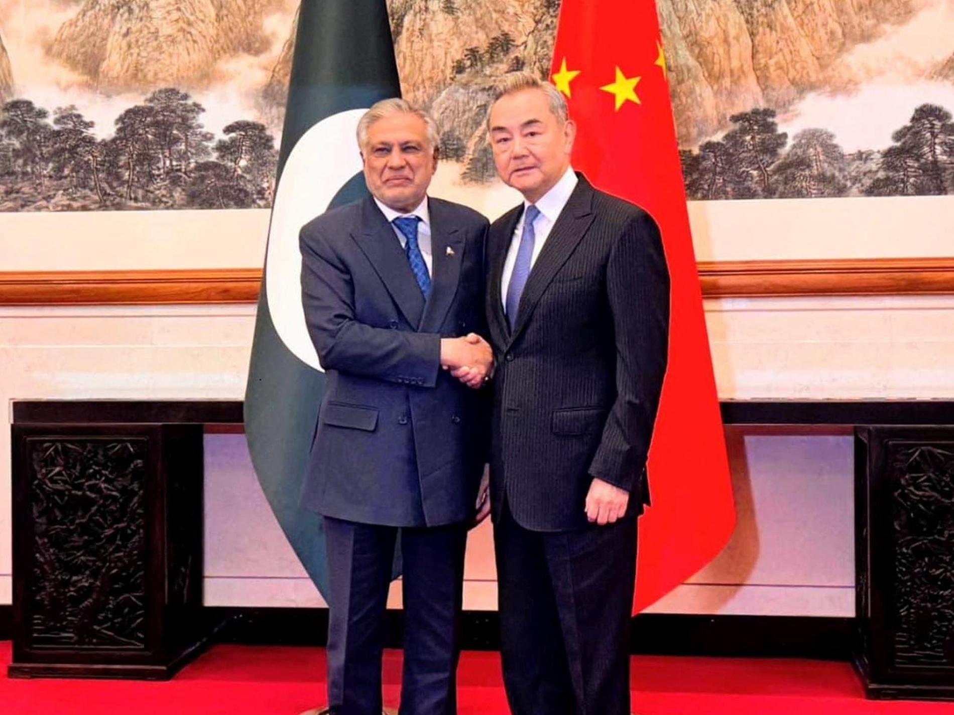 Pakistan Dışişleri Bakanı İshak Dar, ikili ilişkiler ve bölgesel gelişmeleri görüşmek üzere Pekin'de Çinli mevkidaşı Wang Yi ile bir araya geldi, 31 Mart 2026 (Reuters)