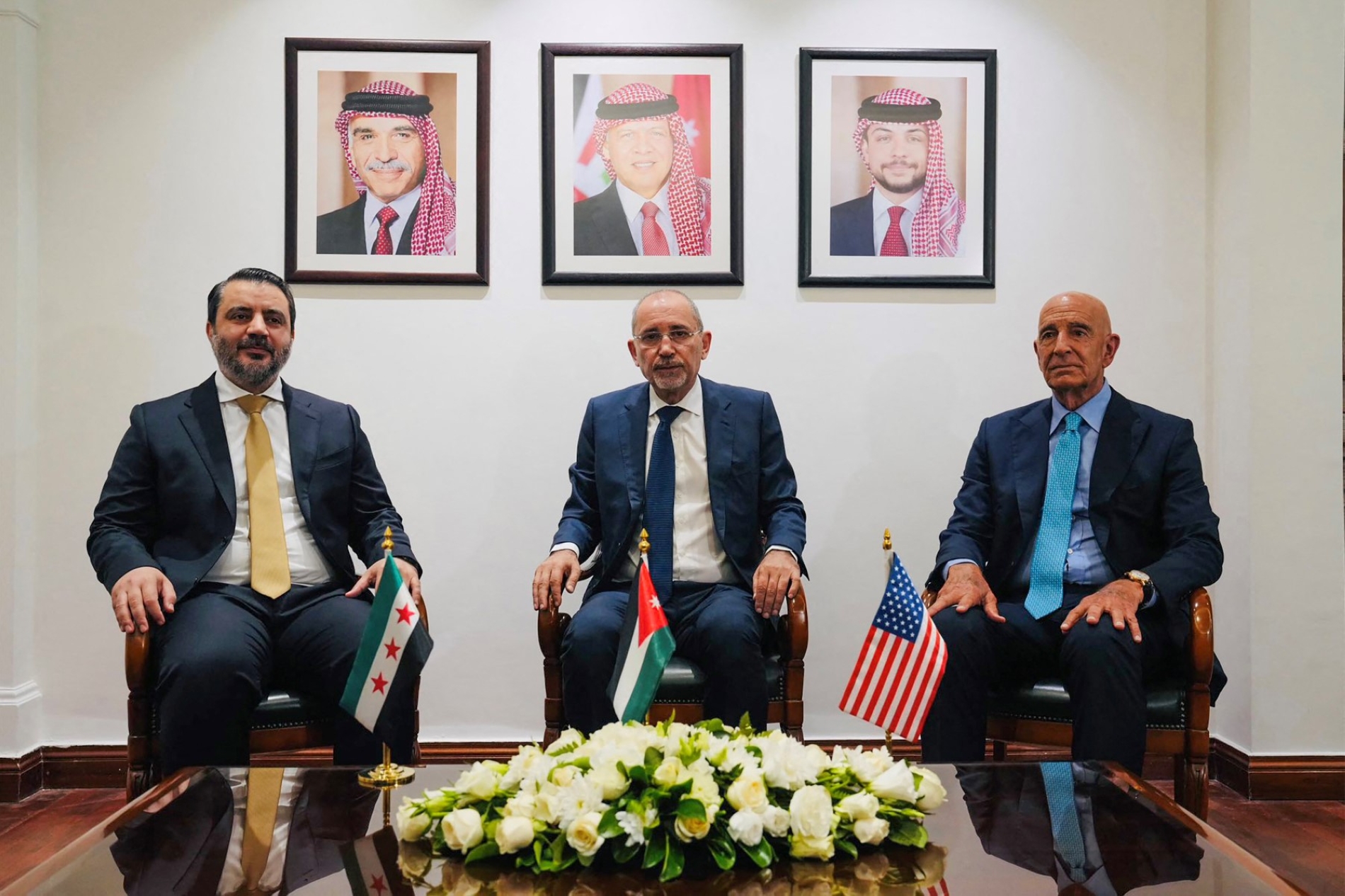 Suriye Dışişleri Bakanı Esad eş-Şeybani, Ürdün Dışişleri Bakanı Eymen Safadi ve ABD'nin Suriye Özel Temsilcisi Tom Barrack, Amman'da düzenlenen toplantıda bir araya geldi, 12 Ağustos 2025 (AFP)