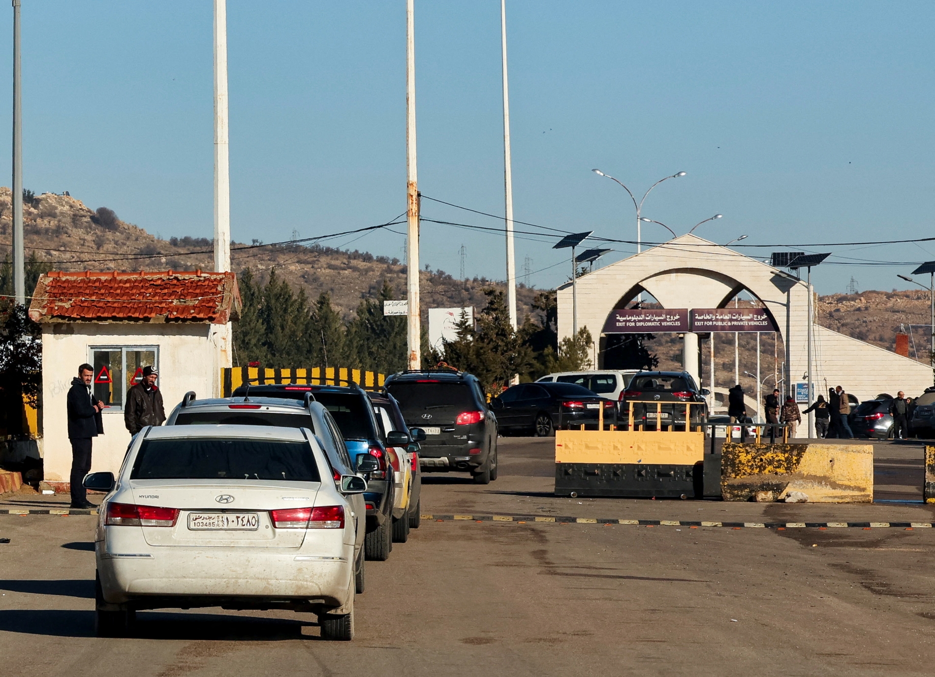 Beşşar Esed rejiminin devrilmesinin ardından, Suriye'de Lübnan-Suriye sınırı yakınlarında Lübnan'a girmek için sıraya girmiş araçlar, 1 Ocak 2025 (Reuters)