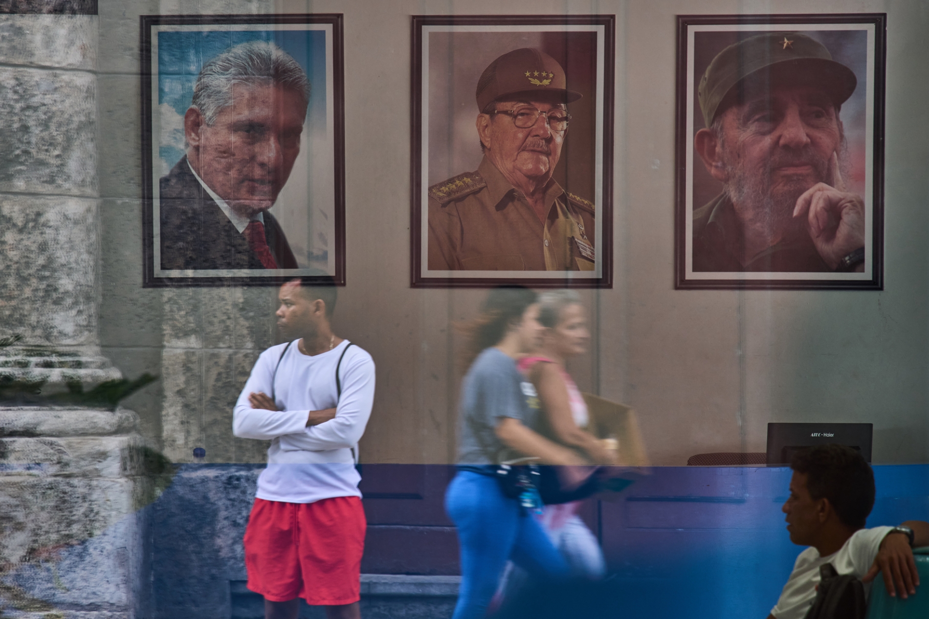 Havana'daki bir hükümet binasında Küba Devlet Başkanı Miguel Díaz-Canel, Raúl Castro ve Fidel Castro'nun fotoğrafları, 20 Mayıs 2026 (Associated Press)