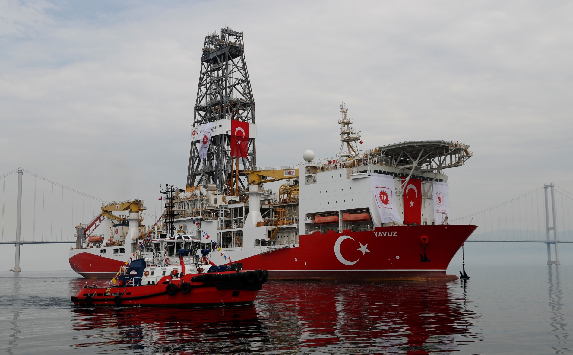 Akdeniz’e açılacak Türk sondaj gemisi Yavuz, Türkiye'nin Dilovası Limanı açıklarında İzmit Körfezi'nde seyrediyor, 20 Haziran 2019 (Reuters)