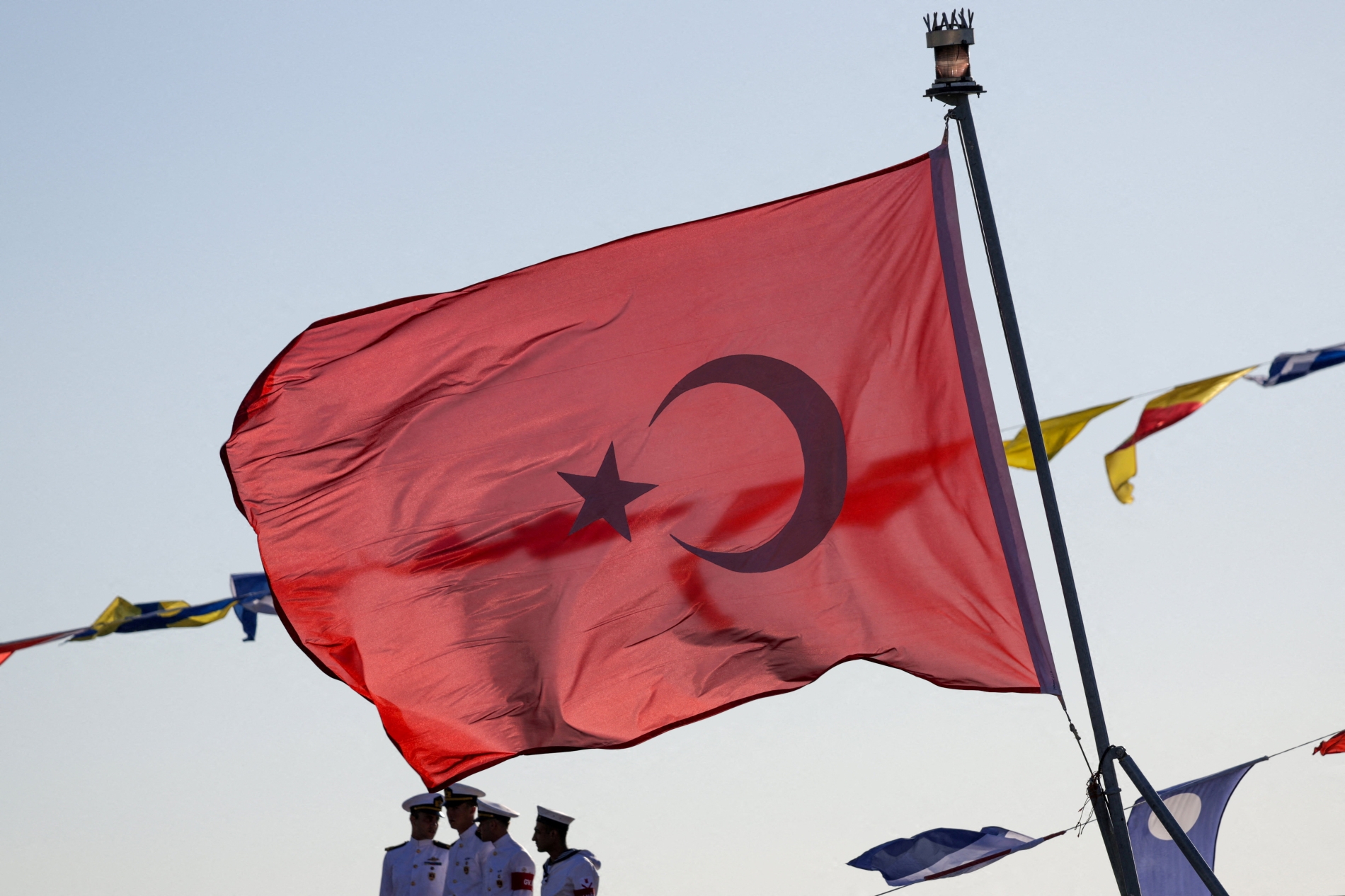 İstanbul Tersanesi Komutanlığı'nda düzenlenen “TEKNOFEST Mavi Vatan” etkinliği sırasında bir savaş gemisinde bulunan Türk denizciler, 28 Ağustos 2025 (Reuters)
