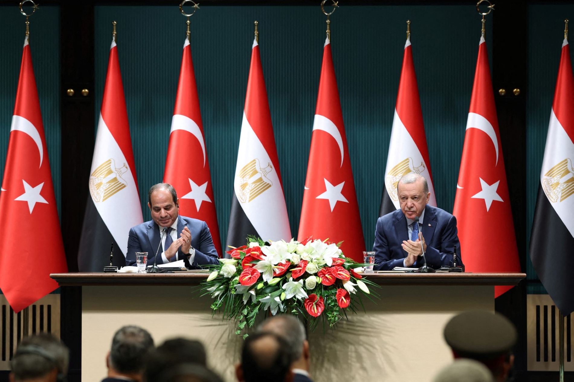 Türkiye Cumhurbaşkanı Recep Tayyip Erdoğan (sağda) ve Mısır Cumhurbaşkanı Abdulfettah es-Sisi (solda), Ankara'daki Cumhurbaşkanlığı Külliyesi'nde düzenlenen ortak basın toplantısında, 4 Eylül 2024 (AFP)