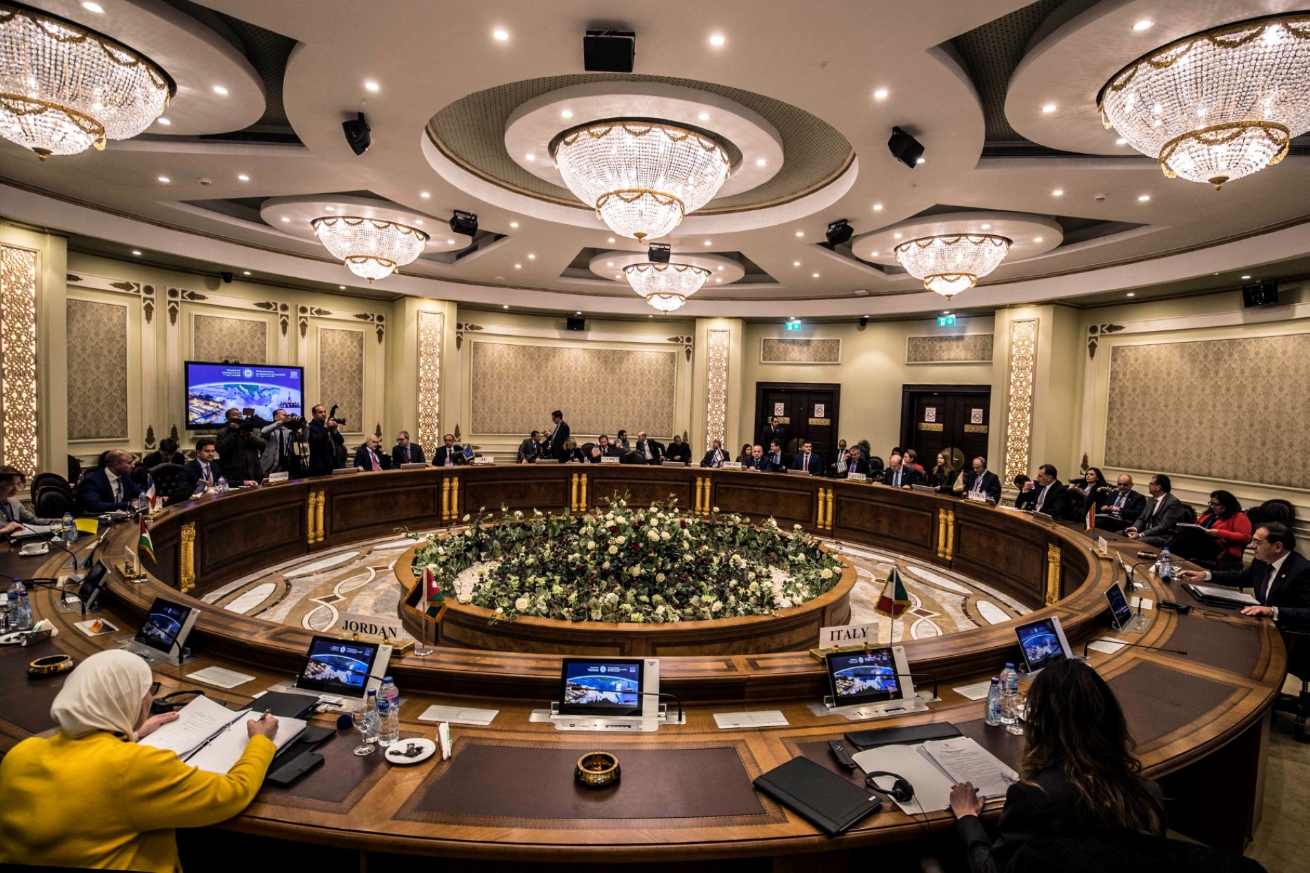 Mısır, İsrail, GKRY, İtalya, Filistin Otoritesi, Ürdün, Fransa, Amerika Birleşik Devletleri ve Yunanistan'dan heyetler, Kahire'de düzenlenen “Doğu Akdeniz Gaz Forumu” toplantısına katıldı, 16 Ocak 2020 (AFP)