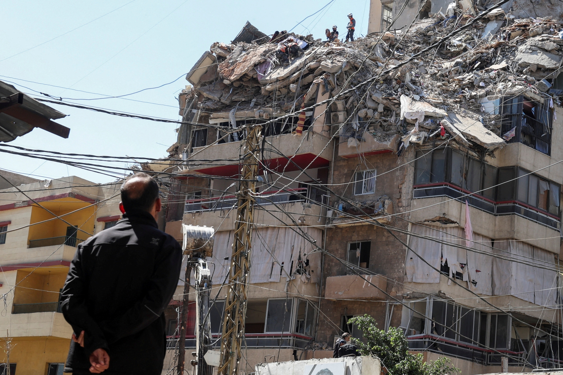  Kurtarma ekipleri, Lübnan'da Beyrut’un güney banliyösünde gerçekleşen İsrail hava saldırısının hedef aldığı alanda çalışıyor, (Arşiv-Reuters)