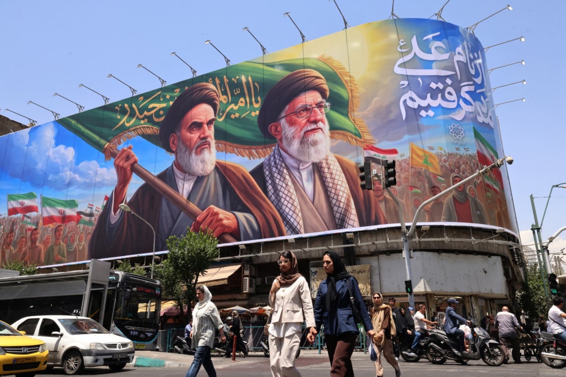 Tahran'ın merkezindeki büyük bir reklam panosunda, merhum İran Dini Lideri Ruhullah Humeyni ve Dini Lider Ali Hamaney'in resimleri sergileniyor, 8 Haziran 2026 (AFP)