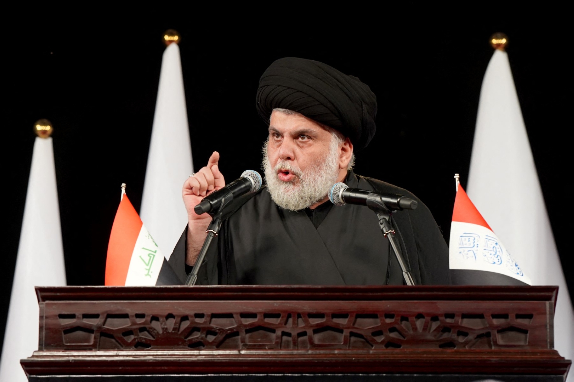 uktada Sadr, Irak'ın güneyindeki Necef şehrinde bir konuşma yapıyor, 1 Mayıs 2025 (AFP)