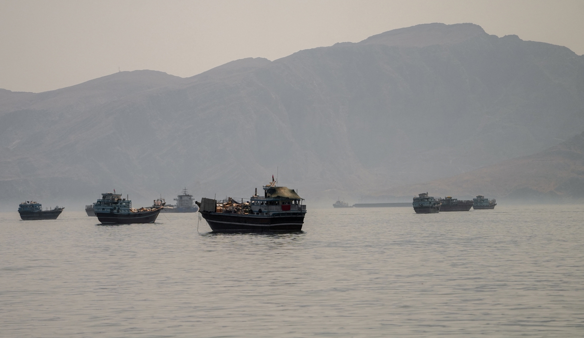  Umman'ın Musandam şehrinden görülen Hürmüz Boğazı'nda demirlemiş gemiler, 19 Haziran 2026 (Reuters)