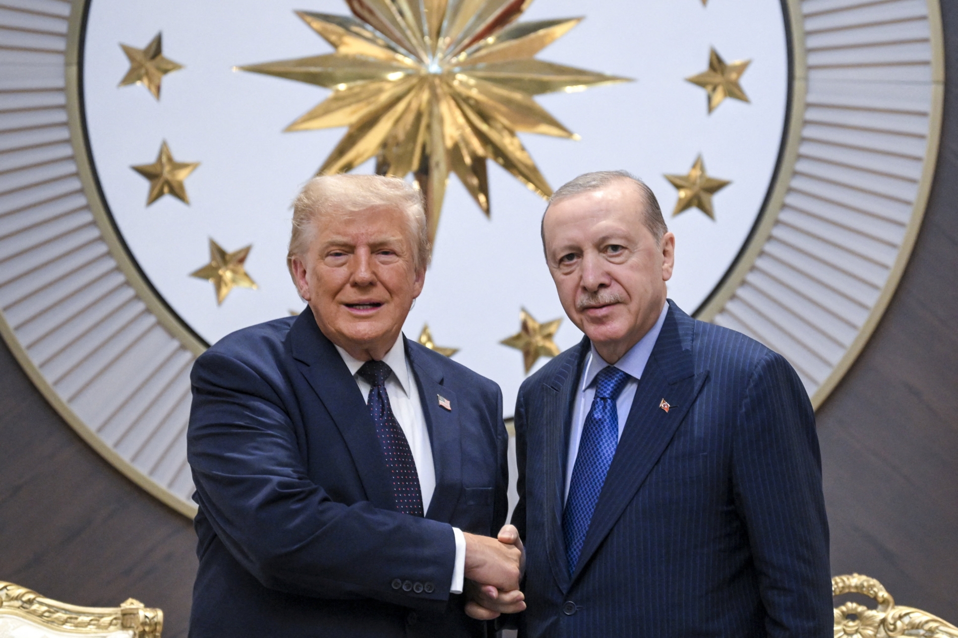 Türkiye Cumhurbaşkanı Recep Tayyip Erdoğan, Ankara'da düzenlenen 36. NATO Zirvesi öncesinde ABD Başkanı Donald Trump'ı Ankara Havalimanı'nda karşılıyor, 7 Temmuz 2026 (Reuters)