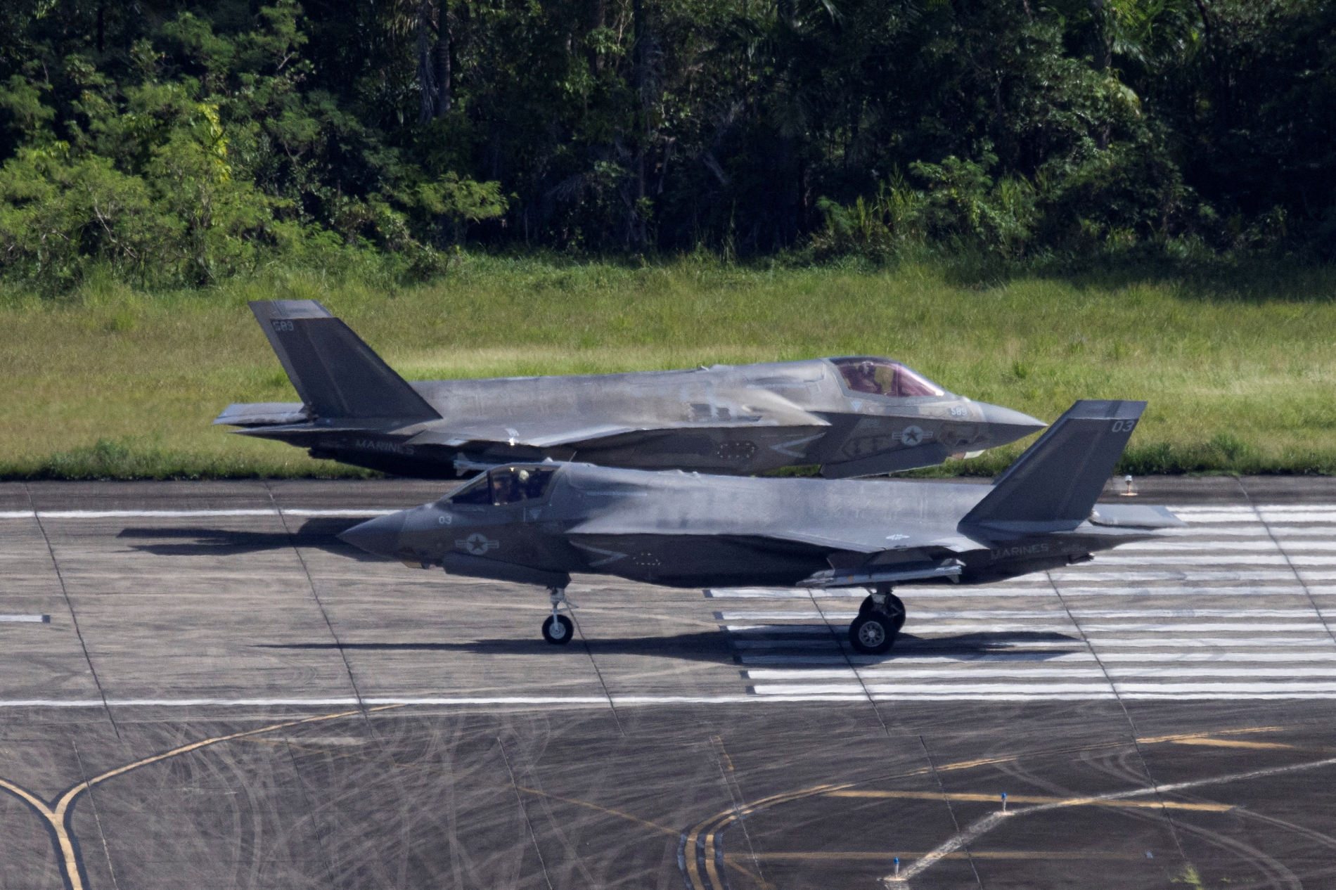 Porto Riko, Ceiba'daki eski Roosevelt Roads Deniz Üssü'nde ABD Deniz Piyadelerine bağlı iki F-35 uçağı pistte ilerliyor, 29 Ekim 2025 (Reuters)