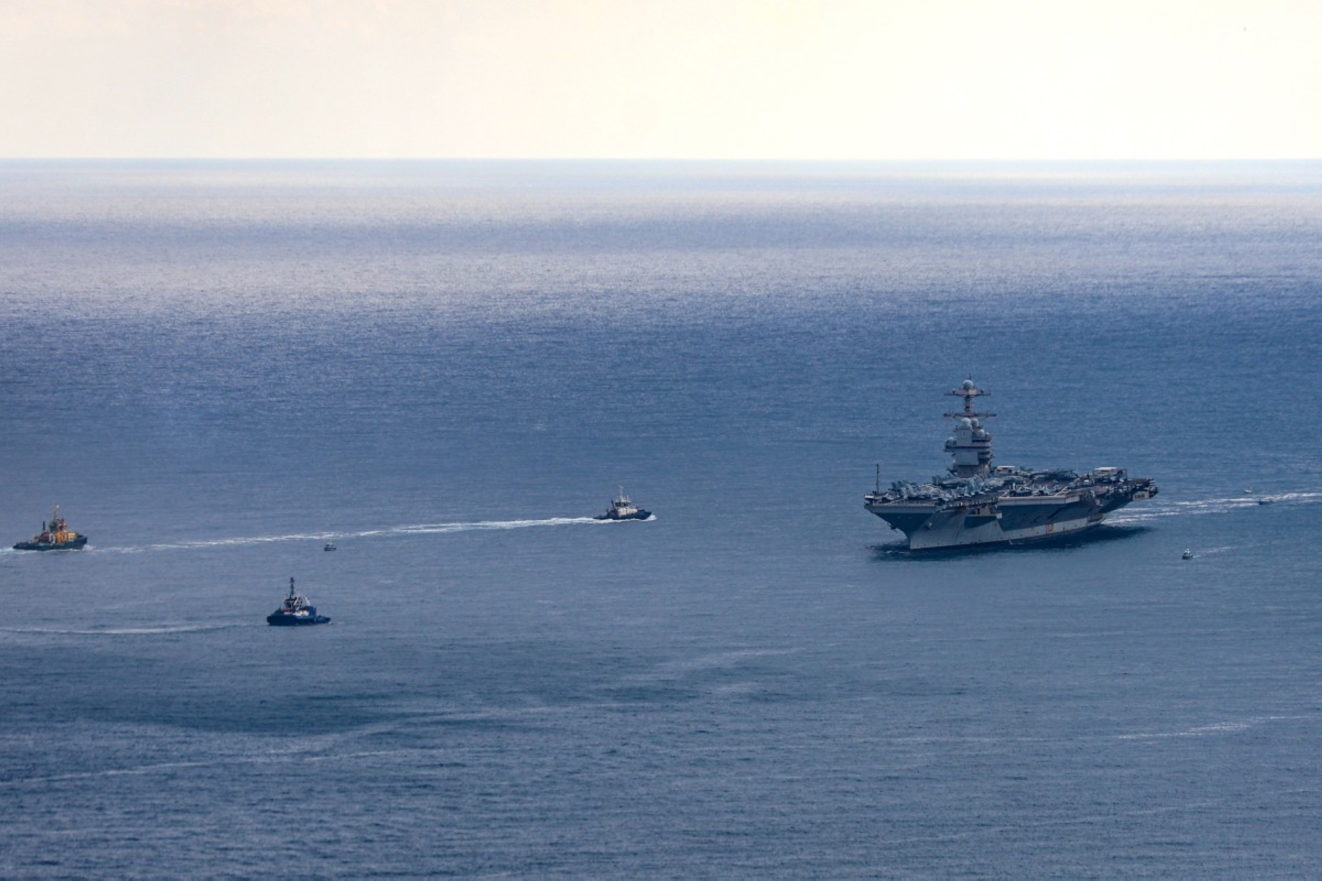 Dünyanın en büyük uçak gemisi USS Gerald R. Ford, Girit'teki Suda Körfezi Deniz Üssü'ne varıyor, 23 Mart 2026 (AFP)