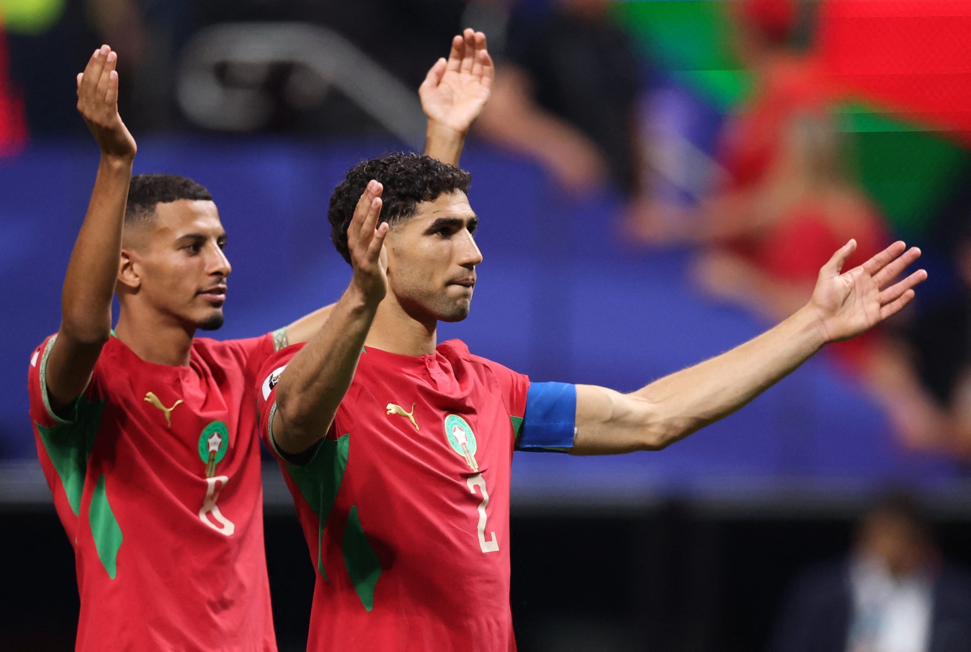 Achraf Hakimi ve Azzedine Ounahi maçın ardından kutlama yapıyor.