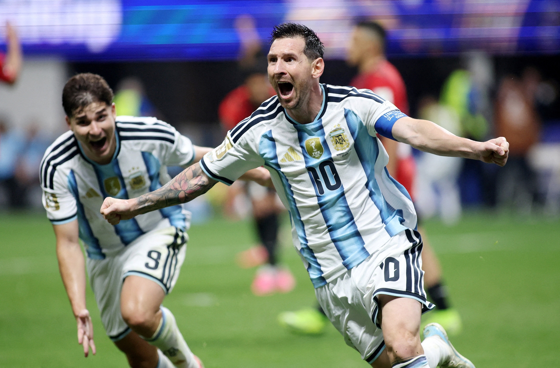 Lionel Messi, Arjantin adına attığı golü Julian Alvarez ile birlikte kutluyor.