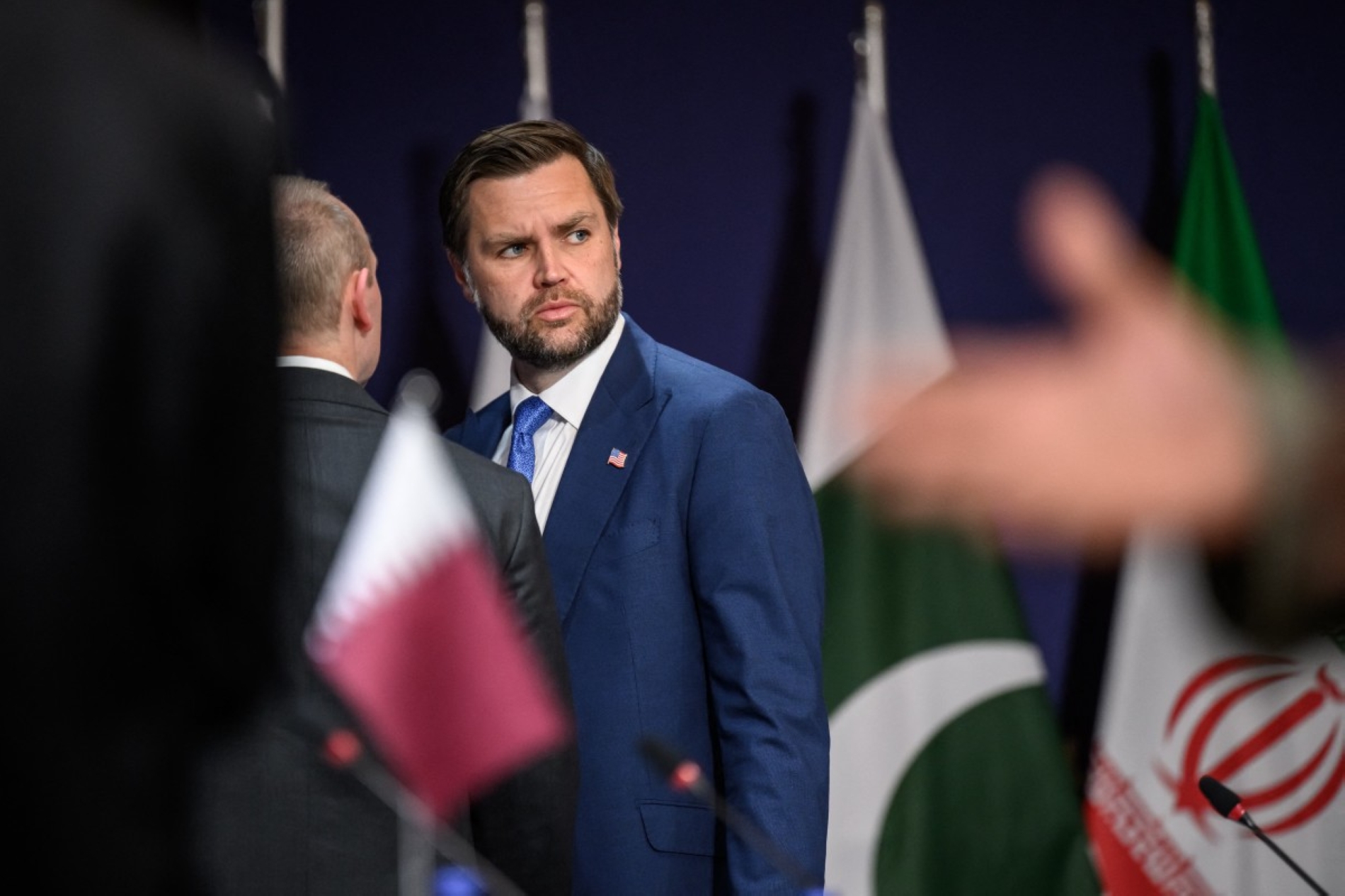 J.D. Vance, İsviçre'deki Bürgenstock Otel kompleksinde ABD, İran, Pakistan ve Katar arasında gerçekleşen dörtlü toplantının gelişmelerini takip ediyor, 21 Haziran 2026 (AFP)