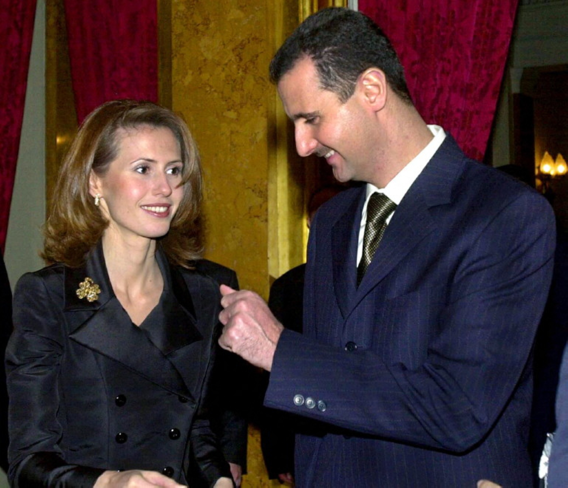 Suriye Eski Devlet Başkanı Beşşar Esad, 16 Aralık 2002'de Londra'nın merkezindeki Lancaster House'da İngiliz Kraliyet Danışmanı Lord Irvine of Large'ın ev sahipliği yaptığı akşam yemeğinden önce eşi Asma ile konuşuyor.