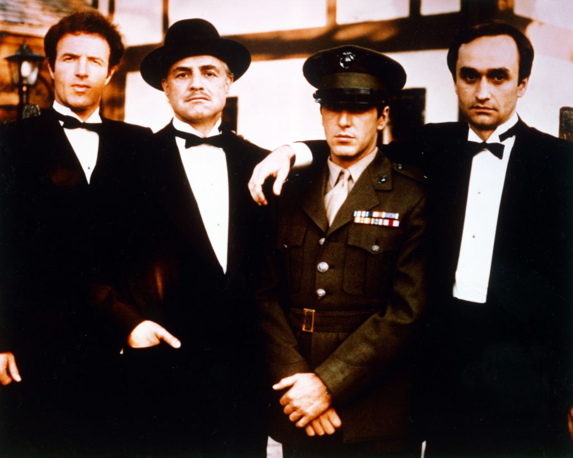 Soldan sağa: Amerikalı oyuncular James Caan, Marlon Brando, Al Pacino ve John Cazale, 1972 yapımı "Baba" filminin tanıtımı için çekilen grup fotoğrafında 
