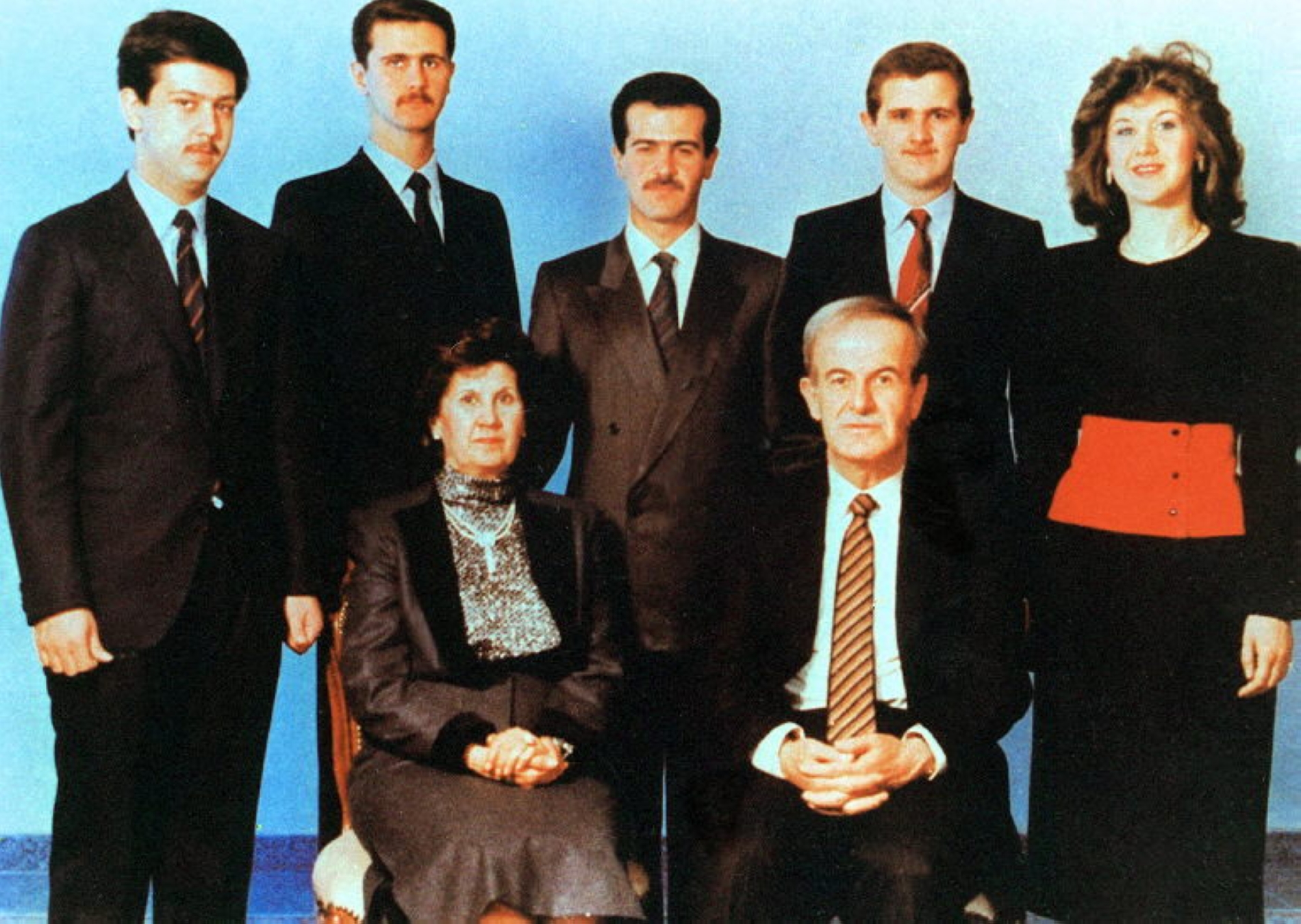 Suriye Eski Devlet Başkanı Hafız Esed ve eşi Anisa, çocukları Mahir, Beşşar, Basil, Macd ve Buşra ile birlikte Tarihsiz bir aile fotoğrafında.