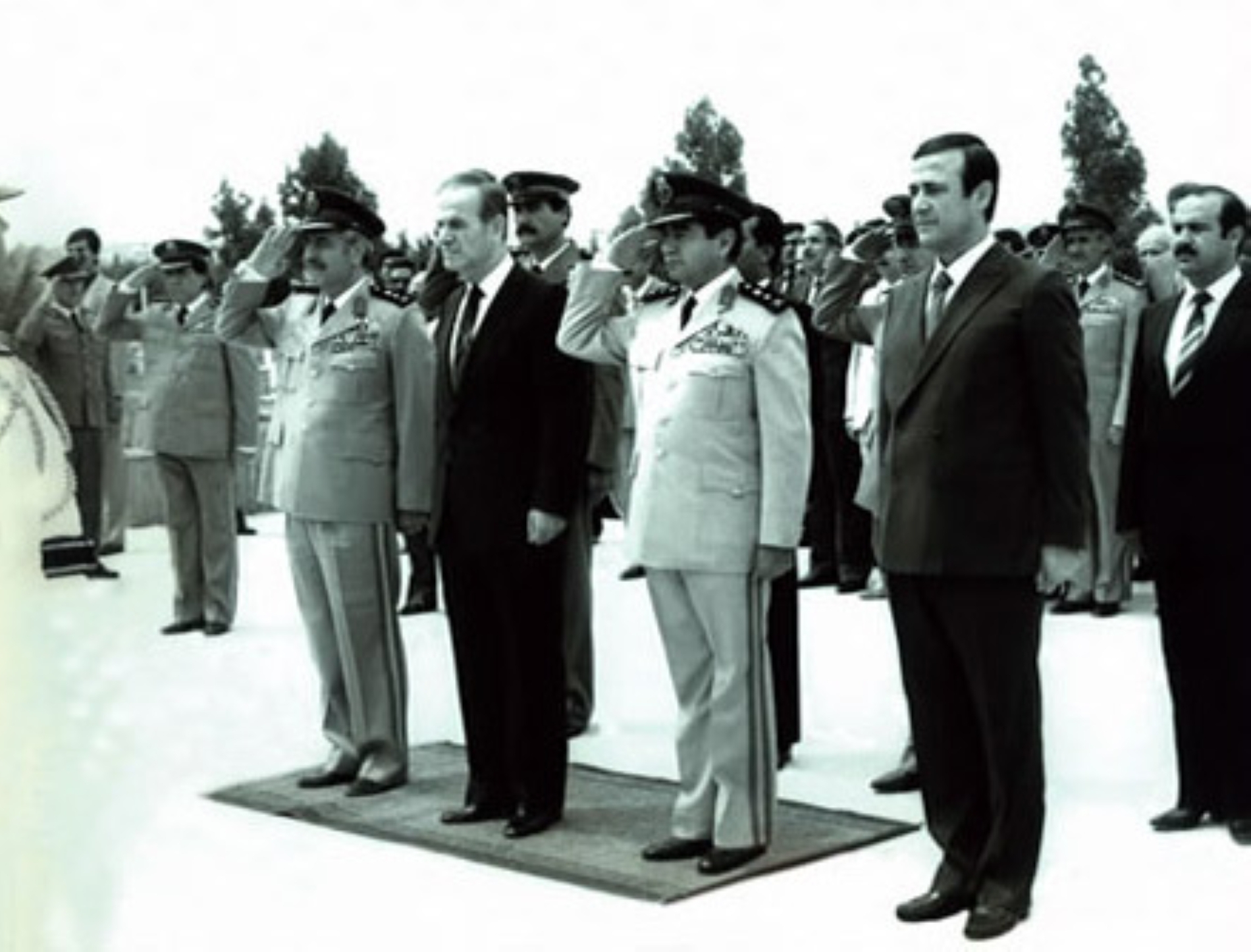 Rifat el-Esed, Genelkurmay Başkanı Hikmet el-Şihabi, Hafız el-Esed ve Savunma Bakanı Mustafa Tlass.