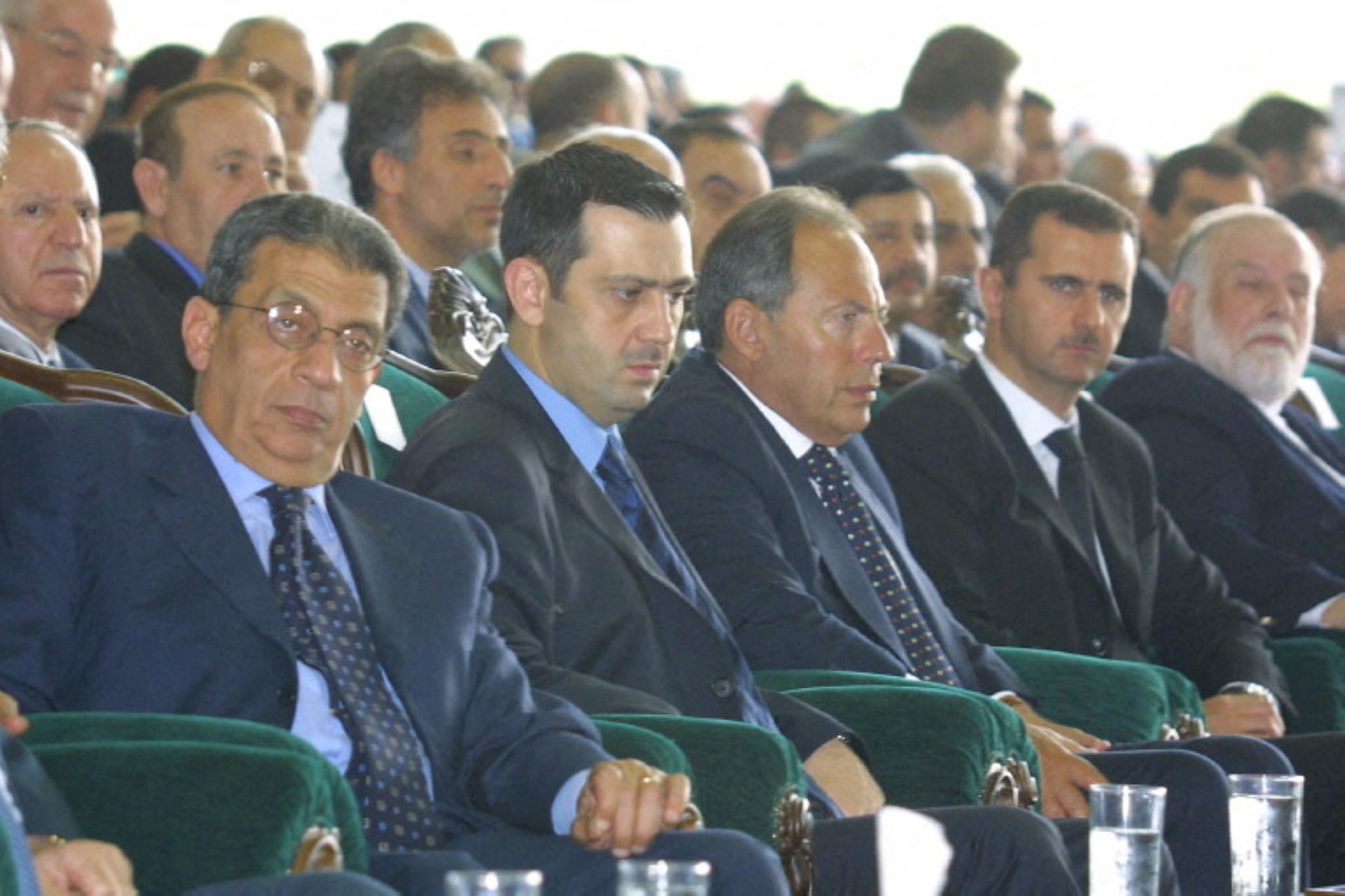 Arap Birliği eski Genel Sekreteri Amr Musa, Mahir Esed, Lübnan eski Cumhurbaşkanı Emile Lahud, Suriyeli mevkidaşı Beşşar Esed ve İran Başkan Yardımcısı Hasan Habibi, Hafız Esed'in ölümünün birinci yıldönümünü anma töreninde.