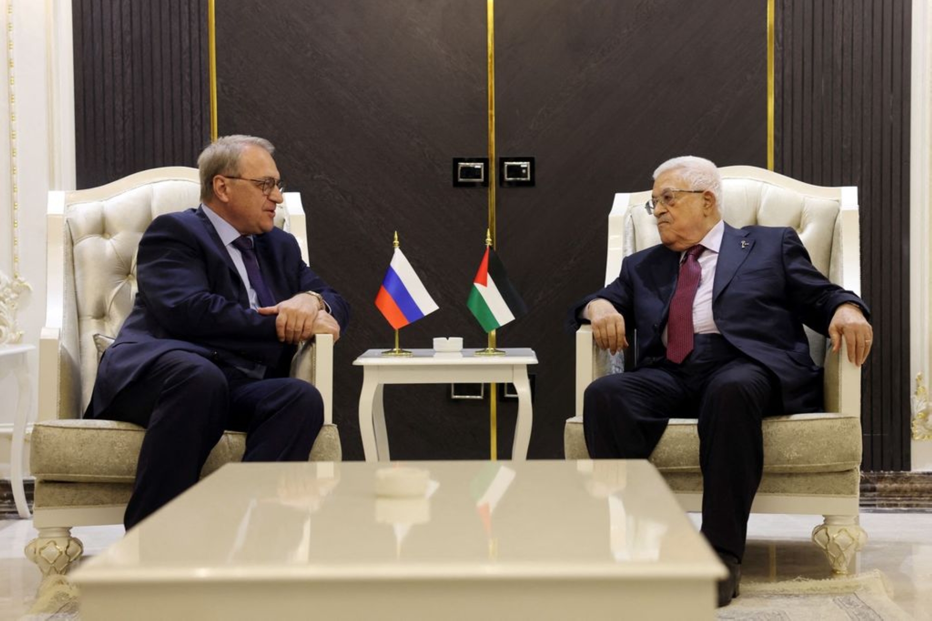 Filistin Devlet Başkanı Mahmud Abbas (sağda) ve Rusya Devlet Başkanı Özel Temsilcisi Mihail Bogdanov, 16 Mayıs 2025'te Bağdat'ta, 34. Arap Birliği Zirvesi öncesinde (AFP)