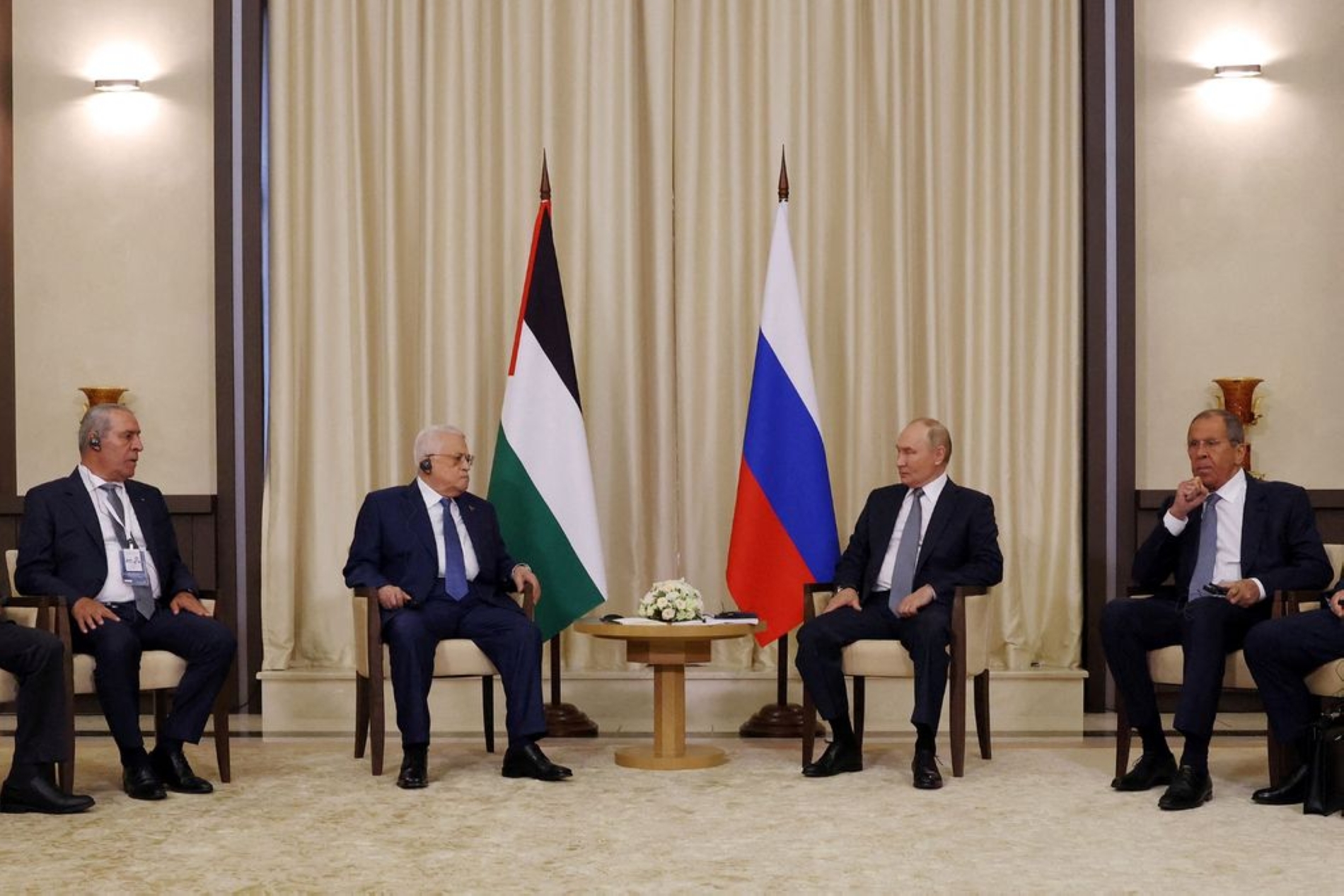 Rusya Devlet Başkanı Vladimir Putin (sağdan ikinci), Dışişleri Bakanı Sergey Lavrov (sağda), Ağustos 2024'te Moskova'da Filistin Devlet Başkanı Mahmud Abbas ve Filistin Kurtuluş Örgütü Yürütme Kurulu Genel Sekreteri Hüseyin el-Şeyh (solda) ile yaptıkları görüşme sırasında (AFP)